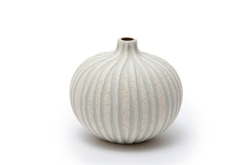 LINDFORM（リンドフォーム）は2007年にスウェーデンで誕生した陶器ブランドで、北欧の自然や日本の和の美学にインスピレーションを受けたシンプルかつ洗練されたデザインのフラワーベースを中心に展開しており、無駄をそぎ落としたフォルムと自然界を思わせるやわらかな色合い、そして職人によるハンドメイド仕上げによる一点ごとの個性が魅力です。マットな質感や手に馴染むやさしい形状は花を生けずともオブジェとして空間を引き立て、北欧モダンや和モダンのインテリアに調和し、日常に静かな存在感と温もりを添えます。大量生産では得られない温かみと独自性を大切にし、シンプルでありながら奥行きのある美しさを持つプロダクトとして世界中のインテリア愛好家やデザイン感度の高い人々に愛され続けており、ギフトとしても選ばれるブランドです。