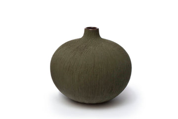 LINDFORM（リンドフォーム）は2007年にスウェーデンで誕生した陶器ブランドで、北欧の自然や日本の和の美学にインスピレーションを受けたシンプルかつ洗練されたデザインのフラワーベースを中心に展開しており、無駄をそぎ落としたフォルムと自然界を思わせるやわらかな色合い、そして職人によるハンドメイド仕上げによる一点ごとの個性が魅力です。マットな質感や手に馴染むやさしい形状は花を生けずともオブジェとして空間を引き立て、北欧モダンや和モダンのインテリアに調和し、日常に静かな存在感と温もりを添えます。大量生産では得られない温かみと独自性を大切にし、シンプルでありながら奥行きのある美しさを持つプロダクトとして世界中のインテリア愛好家やデザイン感度の高い人々に愛され続けており、ギフトとしても選ばれるブランドです。