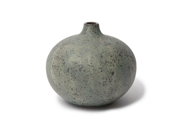 LINDFORM（リンドフォーム）は2007年にスウェーデンで誕生した陶器ブランドで、北欧の自然や日本の和の美学にインスピレーションを受けたシンプルかつ洗練されたデザインのフラワーベースを中心に展開しており、無駄をそぎ落としたフォルムと自然界を思わせるやわらかな色合い、そして職人によるハンドメイド仕上げによる一点ごとの個性が魅力です。マットな質感や手に馴染むやさしい形状は花を生けずともオブジェとして空間を引き立て、北欧モダンや和モダンのインテリアに調和し、日常に静かな存在感と温もりを添えます。大量生産では得られない温かみと独自性を大切にし、シンプルでありながら奥行きのある美しさを持つプロダクトとして世界中のインテリア愛好家やデザイン感度の高い人々に愛され続けており、ギフトとしても選ばれるブランドです。