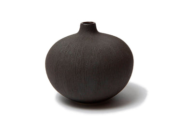 LINDFORM（リンドフォーム）は2007年にスウェーデンで誕生した陶器ブランドで、北欧の自然や日本の和の美学にインスピレーションを受けたシンプルかつ洗練されたデザインのフラワーベースを中心に展開しており、無駄をそぎ落としたフォルムと自然界を思わせるやわらかな色合い、そして職人によるハンドメイド仕上げによる一点ごとの個性が魅力です。マットな質感や手に馴染むやさしい形状は花を生けずともオブジェとして空間を引き立て、北欧モダンや和モダンのインテリアに調和し、日常に静かな存在感と温もりを添えます。大量生産では得られない温かみと独自性を大切にし、シンプルでありながら奥行きのある美しさを持つプロダクトとして世界中のインテリア愛好家やデザイン感度の高い人々に愛され続けており、ギフトとしても選ばれるブランドです。