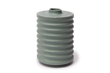 LINDFORM（リンドフォーム）は2007年にスウェーデンで誕生した陶器ブランドで、北欧の自然や日本の和の美学にインスピレーションを受けたシンプルかつ洗練されたデザインのフラワーベースを中心に展開しており、無駄をそぎ落としたフォルムと自然界を思わせるやわらかな色合い、そして職人によるハンドメイド仕上げによる一点ごとの個性が魅力です。マットな質感や手に馴染むやさしい形状は花を生けずともオブジェとして空間を引き立て、北欧モダンや和モダンのインテリアに調和し、日常に静かな存在感と温もりを添えます。大量生産では得られない温かみと独自性を大切にし、シンプルでありながら奥行きのある美しさを持つプロダクトとして世界中のインテリア愛好家やデザイン感度の高い人々に愛され続けており、ギフトとしても選ばれるブランドです。