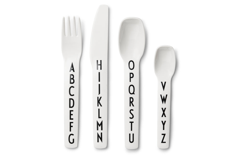 2009年創立のデンマークブランド「DESIGN LETTERS（デザインレターズ）」は、タイポグラフィを洗練されたデザインプロダクトに仕上げ、今までにないインテリア分野を創り出してきました。デンマークを代表する建築家、アルネ・ヤコブセンが1937年にデンマークのオーフス市庁舎の内部サインのために手描きで生み出した美しいタイポグラフィを食器やステーショナリーに応用したコレクションや、国内外で活躍するデザインユニット、e-Typesによる表示用レターシリーズなど、現代的なアイテムが世界各国で人気を博しています。2016年の最新コレクションでは、アルネ・ヤコブセンの代表建築、SASロイヤルホテルに関する復刻品や、彼が残したお花のスケッチをモチーフとしたプロダクトを続々と発表するなど、これまであまり知られてこなかったアルネ・ヤコブセンの新たな魅力の再発見にも貢献しています。