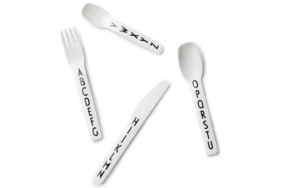 2009年創立のデンマークブランド「DESIGN LETTERS（デザインレターズ）」は、タイポグラフィを洗練されたデザインプロダクトに仕上げ、今までにないインテリア分野を創り出してきました。デンマークを代表する建築家、アルネ・ヤコブセンが1937年にデンマークのオーフス市庁舎の内部サインのために手描きで生み出した美しいタイポグラフィを食器やステーショナリーに応用したコレクションや、国内外で活躍するデザインユニット、e-Typesによる表示用レターシリーズなど、現代的なアイテムが世界各国で人気を博しています。2016年の最新コレクションでは、アルネ・ヤコブセンの代表建築、SASロイヤルホテルに関する復刻品や、彼が残したお花のスケッチをモチーフとしたプロダクトを続々と発表するなど、これまであまり知られてこなかったアルネ・ヤコブセンの新たな魅力の再発見にも貢献しています。