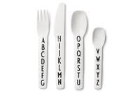 2009年創立のデンマークブランド「DESIGN LETTERS（デザインレターズ）」は、タイポグラフィを洗練されたデザインプロダクトに仕上げ、今までにないインテリア分野を創り出してきました。デンマークを代表する建築家、アルネ・ヤコブセンが1937年にデンマークのオーフス市庁舎の内部サインのために手描きで生み出した美しいタイポグラフィを食器やステーショナリーに応用したコレクションや、国内外で活躍するデザインユニット、e-Typesによる表示用レターシリーズなど、現代的なアイテムが世界各国で人気を博しています。2016年の最新コレクションでは、アルネ・ヤコブセンの代表建築、SASロイヤルホテルに関する復刻品や、彼が残したお花のスケッチをモチーフとしたプロダクトを続々と発表するなど、これまであまり知られてこなかったアルネ・ヤコブセンの新たな魅力の再発見にも貢献しています。