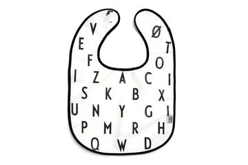 2009年創立のデンマークブランド「DESIGNLETTERS（デザインレターズ）」は、タイポグラフィを洗練されたデザインプロダクトに仕上げ、今までにないインテリア分野を創り出してきました。デンマークを代表する建築家、アルネ・ヤコブセンが1937年にデンマークのオーフス市庁舎の内部サインのために手描きで生み出した美しいタイポグラフィを食器やステーショナリーに応用したコレクションや、国内外で活躍するデザインユニット、e-Typesによる表示用レターシリーズなど、現代的なアイテムが世界各国で人気を博しています。2016年の最新コレクションでは、アルネ・ヤコブセンの代表建築、SASロイヤルホテルに関する復刻品や、彼が残したお花のスケッチをモチーフとしたプロダクトを続々と発表するなど、これまであまり知られてこなかったアルネ・ヤコブセンの新たな魅力の再発見にも貢献しています。