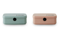 2009年創立のデンマークブランド「DESIGNLETTERS（デザインレターズ）」は、タイポグラフィを洗練されたデザインプロダクトに仕上げ、今までにないインテリア分野を創り出してきました。デンマークを代表する建築家、アルネ・ヤコブセンが1937年にデンマークのオーフス市庁舎の内部サインのために手描きで生み出した美しいタイポグラフィを食器やステーショナリーに応用したコレクションや、国内外で活躍するデザインユニット、e-Typesによる表示用レターシリーズなど、現代的なアイテムが世界各国で人気を博しています。2016年の最新コレクションでは、アルネ・ヤコブセンの代表建築、SASロイヤルホテルに関する復刻品や、彼が残したお花のスケッチをモチーフとしたプロダクトを続々と発表するなど、これまであまり知られてこなかったアルネ・ヤコブセンの新たな魅力の再発見にも貢献しています。