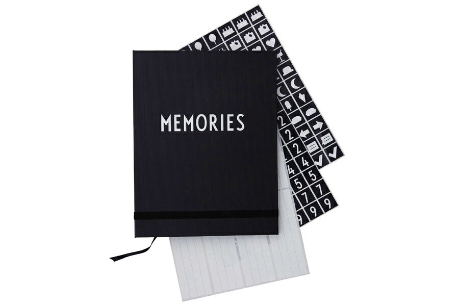 2009年創立のデンマークブランド「DESIGNLETTERS（デザインレターズ）」は、タイポグラフィを洗練されたデザインプロダクトに仕上げ、今までにないインテリア分野を創り出してきました。デンマークを代表する建築家、アルネ・ヤコブセンが1937年にデンマークのオーフス市庁舎の内部サインのために手描きで生み出した美しいタイポグラフィを食器やステーショナリーに応用したコレクションや、国内外で活躍するデザインユニット、e-Typesによる表示用レターシリーズなど、現代的なアイテムが世界各国で人気を博しています。2016年の最新コレクションでは、アルネ・ヤコブセンの代表建築、SASロイヤルホテルに関する復刻品や、彼が残したお花のスケッチをモチーフとしたプロダクトを続々と発表するなど、これまであまり知られてこなかったアルネ・ヤコブセンの新たな魅力の再発見にも貢献しています。