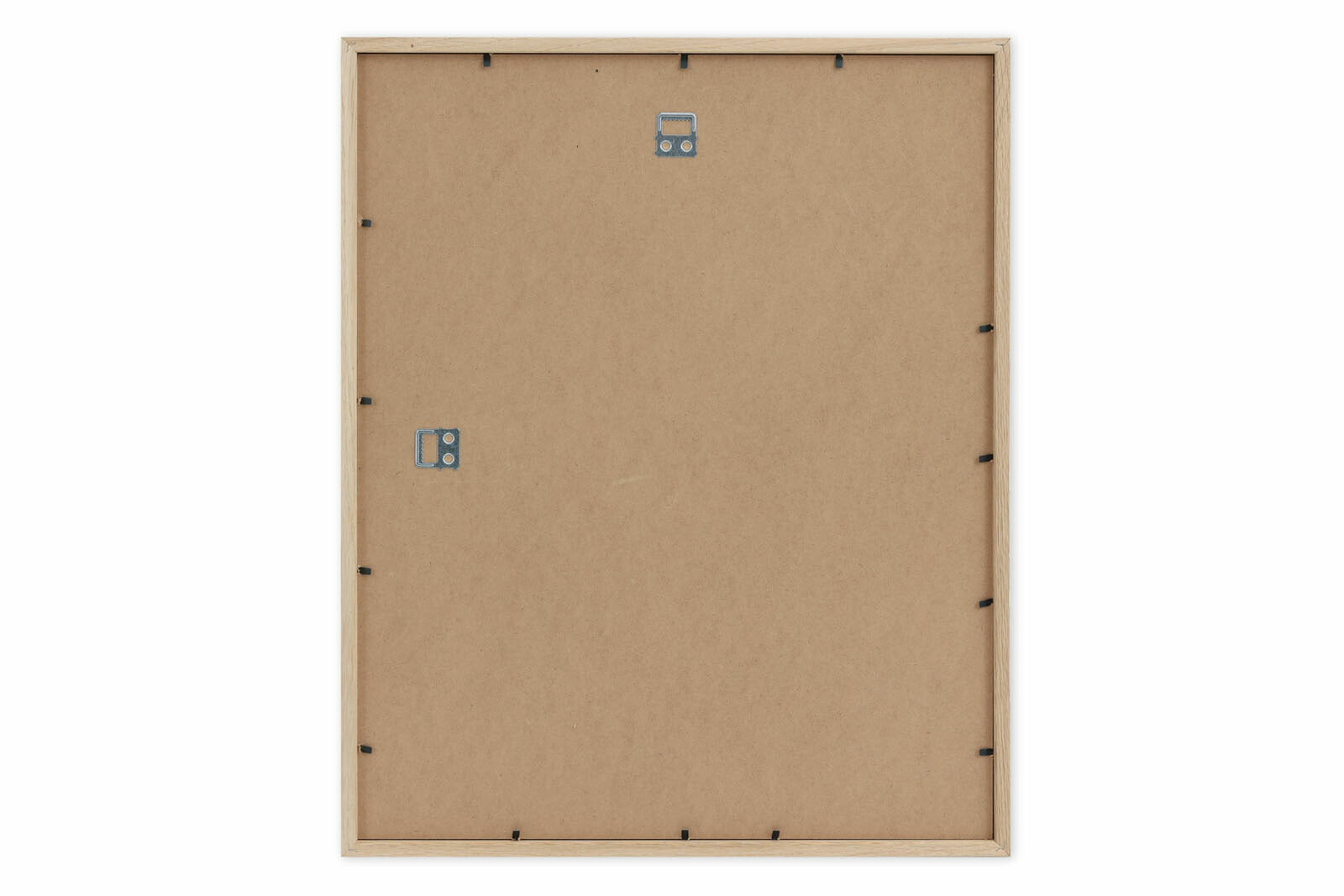 オーク無垢材のポスターフレームです。エッジのきいた幅の細いデザインのフレームで、ポスターをシンプルにすっきりと見せることができます。北欧諸国では一般的なアルミニウムフレームなどと同じようにオーク無垢材のナチュラルなデザインのフレームを好む傾向にあり、インテリア雑誌などで見られるポスターフレームに注目してみるとこれらと同様のフレームが多く使われていることがわかります。北欧デザインのアートポスターを非常に美しく飾ることができるフレームです。