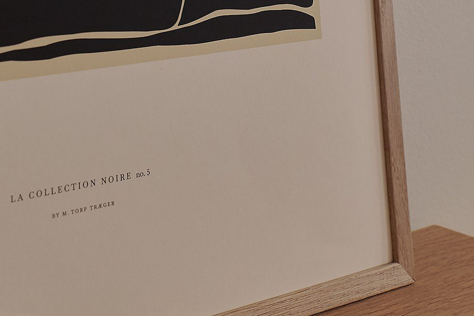 オーク無垢材のポスターフレームです。エッジのきいた幅の細いデザインのフレームで、ポスターをシンプルにすっきりと見せることができます。北欧諸国では一般的なアルミニウムフレームなどと同じようにオーク無垢材のナチュラルなデザインのフレームを好む傾向にあり、インテリア雑誌などで見られるポスターフレームに注目してみるとこれらと同様のフレームが多く使われていることがわかります。北欧デザインのアートポスターを非常に美しく飾ることができるフレームです。