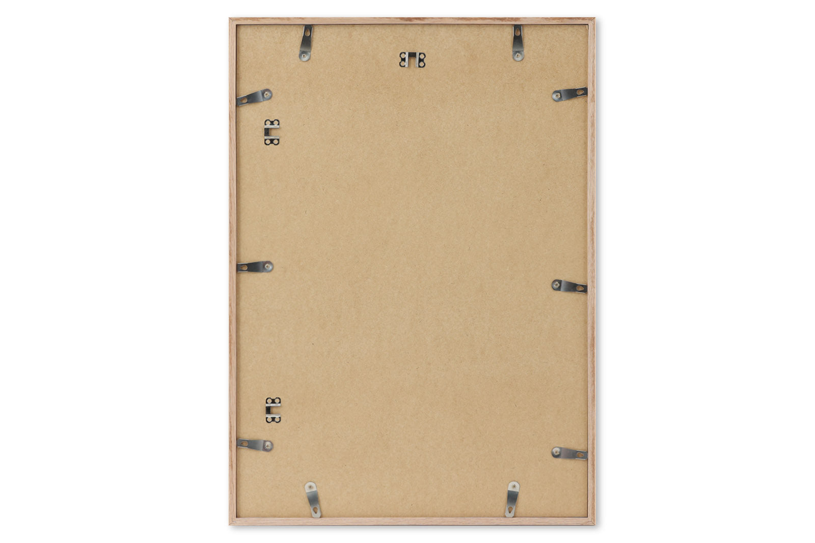 オーク無垢材のポスターフレームです。エッジのきいた幅の細いデザインのフレームで、ポスターをシンプルにすっきりと見せることができます。北欧諸国では一般的なアルミニウムフレームなどと同じようにオーク無垢材のナチュラルなデザインのフレームを好む傾向にあり、インテリア雑誌などで見られるポスターフレームに注目してみるとこれらと同様のフレームが多く使われていることがわかります。北欧デザインのアートポスターを非常に美しく飾ることができるフレームです。