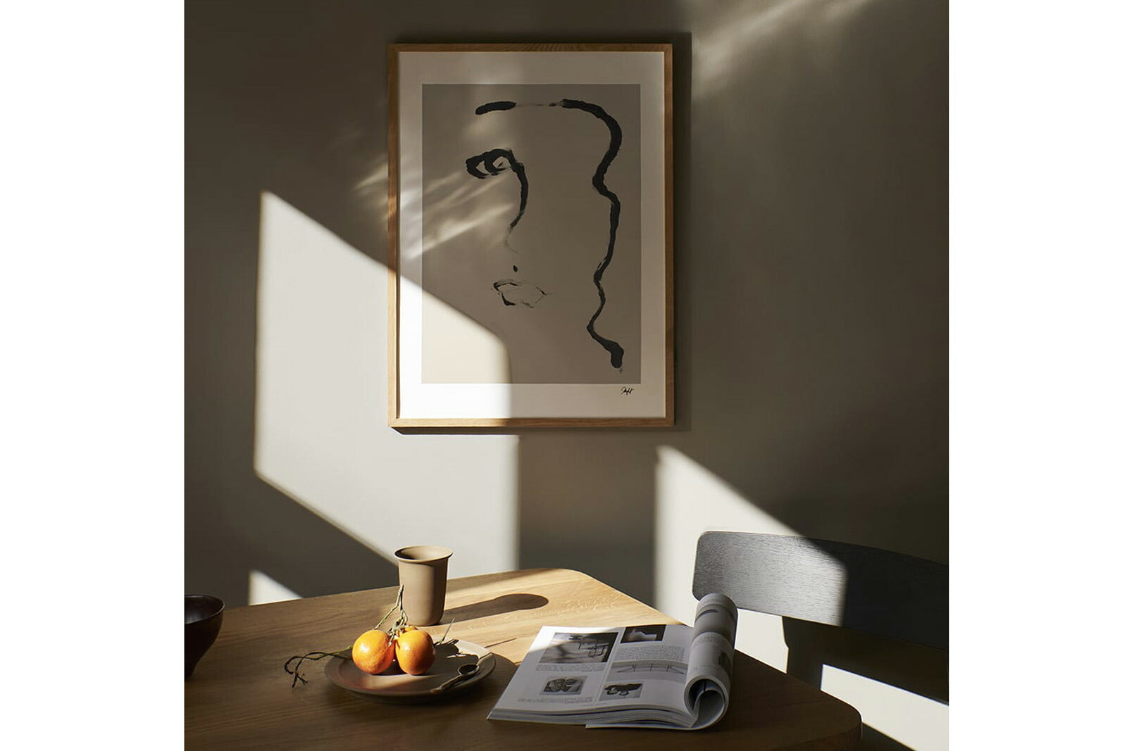 オーク無垢材のポスターフレームです。エッジのきいた幅の細いデザインのフレームで、ポスターをシンプルにすっきりと見せることができます。北欧諸国では一般的なアルミニウムフレームなどと同じようにオーク無垢材のナチュラルなデザインのフレームを好む傾向にあり、インテリア雑誌などで見られるポスターフレームに注目してみるとこれらと同様のフレームが多く使われていることがわかります。北欧デザインのアートポスターを非常に美しく飾ることができるフレームです。