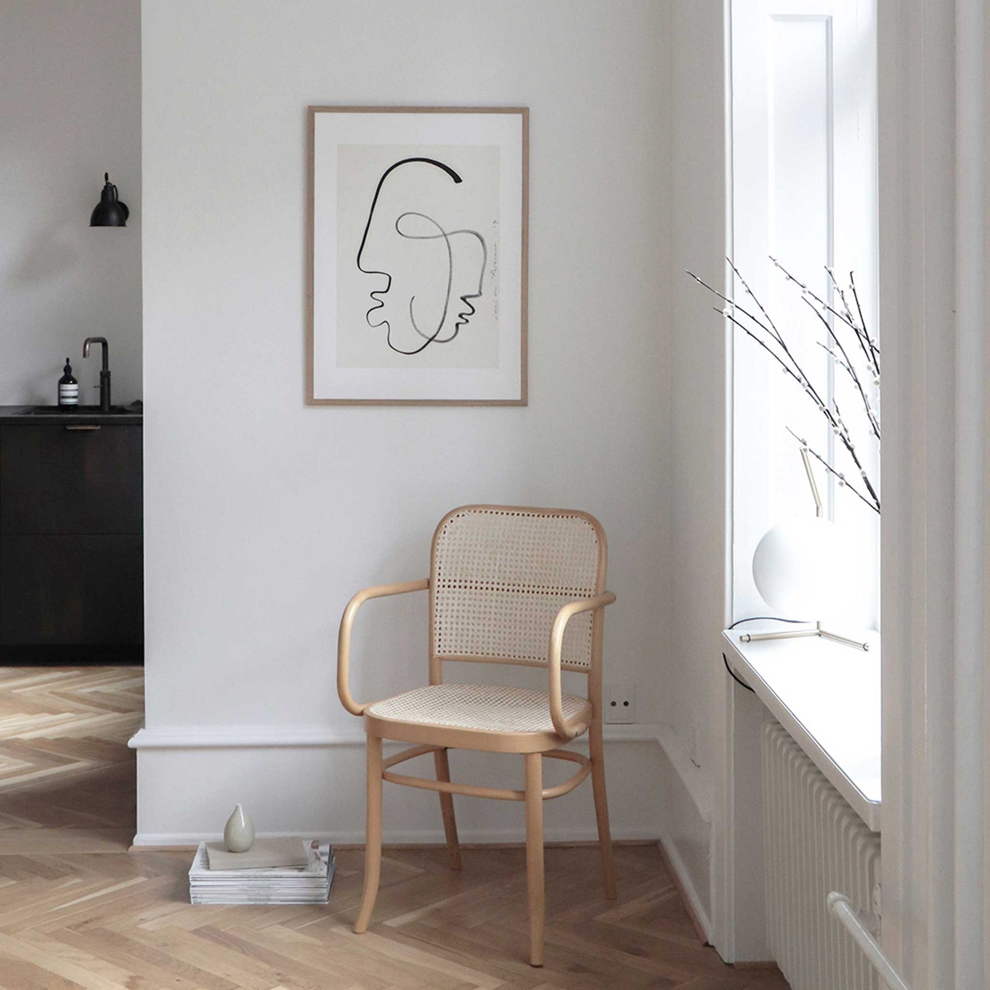 The Poster Club（ポスタークラブ）は、デンマーク・コペンハーゲンを拠点とするオンラインショップで、北欧デザインの高品質なポスターやアートプリントを専門に取り扱っています。新進気鋭の若手アーティストから世界的に活躍する作家まで、多彩なラインナップが魅力。北欧のライフスタイル、ファッション、インテリアデザインのトレンドを取り入れたミニマルで洗練された作品は、シンプルで上質な空間に自然と溶け込みます。ナチュラルインテリアや韓国風の部屋づくり、和モダンテイストにも調和し、アートを取り入れた暮らしを提案。世界中のインテリア雑誌やデザインメディアにも多数掲載されており、感度の高いユーザーからも厚い信頼を集めています。The Poster Clubは、アートプリントを通して日常に美とインスピレーションを届ける、北欧インテリア好きにおすすめのブランドです。