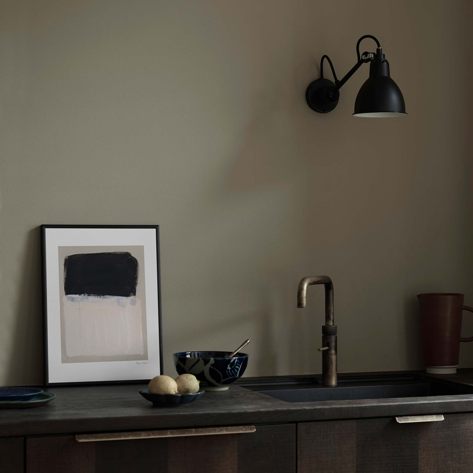 The Poster Club（ポスタークラブ）は、デンマーク・コペンハーゲンを拠点とするオンラインショップで、北欧デザインの高品質なポスターやアートプリントを専門に取り扱っています。新進気鋭の若手アーティストから世界的に活躍する作家まで、多彩なラインナップが魅力。北欧のライフスタイル、ファッション、インテリアデザインのトレンドを取り入れたミニマルで洗練された作品は、シンプルで上質な空間に自然と溶け込みます。ナチュラルインテリアや韓国風の部屋づくり、和モダンテイストにも調和し、アートを取り入れた暮らしを提案。世界中のインテリア雑誌やデザインメディアにも多数掲載されており、感度の高いユーザーからも厚い信頼を集めています。The Poster Clubは、アートプリントを通して日常に美とインスピレーションを届ける、北欧インテリア好きにおすすめのブランドです。