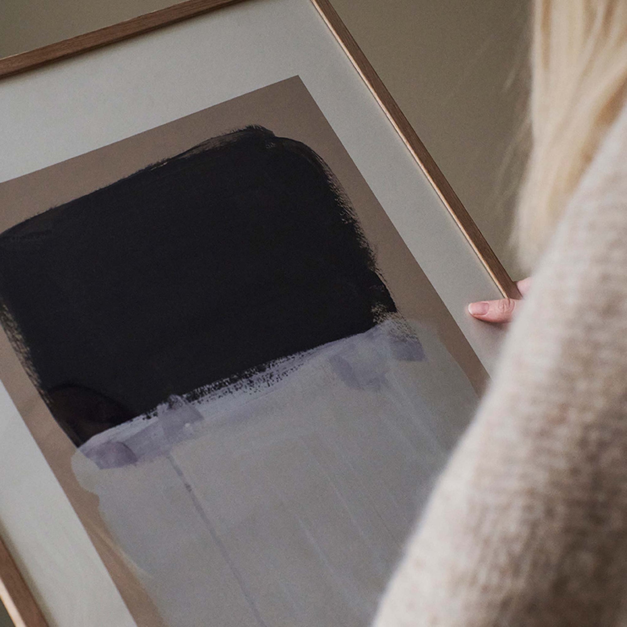 The Poster Club（ポスタークラブ）は、デンマーク・コペンハーゲンを拠点とするオンラインショップで、北欧デザインの高品質なポスターやアートプリントを専門に取り扱っています。新進気鋭の若手アーティストから世界的に活躍する作家まで、多彩なラインナップが魅力。北欧のライフスタイル、ファッション、インテリアデザインのトレンドを取り入れたミニマルで洗練された作品は、シンプルで上質な空間に自然と溶け込みます。ナチュラルインテリアや韓国風の部屋づくり、和モダンテイストにも調和し、アートを取り入れた暮らしを提案。世界中のインテリア雑誌やデザインメディアにも多数掲載されており、感度の高いユーザーからも厚い信頼を集めています。The Poster Clubは、アートプリントを通して日常に美とインスピレーションを届ける、北欧インテリア好きにおすすめのブランドです。