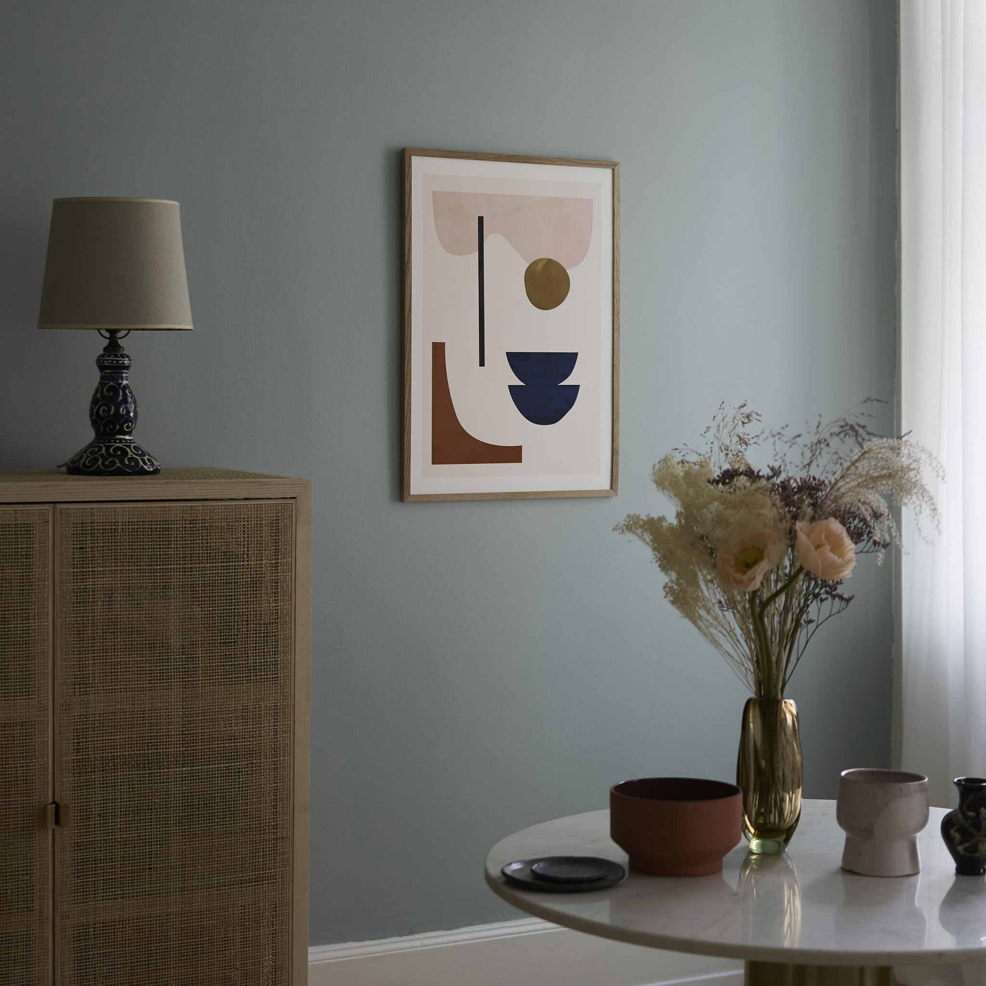 The Poster Club（ポスタークラブ）は、デンマーク・コペンハーゲンを拠点とするオンラインショップで、北欧デザインの高品質なポスターやアートプリントを専門に取り扱っています。新進気鋭の若手アーティストから世界的に活躍する作家まで、多彩なラインナップが魅力。北欧のライフスタイル、ファッション、インテリアデザインのトレンドを取り入れたミニマルで洗練された作品は、シンプルで上質な空間に自然と溶け込みます。ナチュラルインテリアや韓国風の部屋づくり、和モダンテイストにも調和し、アートを取り入れた暮らしを提案。世界中のインテリア雑誌やデザインメディアにも多数掲載されており、感度の高いユーザーからも厚い信頼を集めています。The Poster Clubは、アートプリントを通して日常に美とインスピレーションを届ける、北欧インテリア好きにおすすめのブランドです。