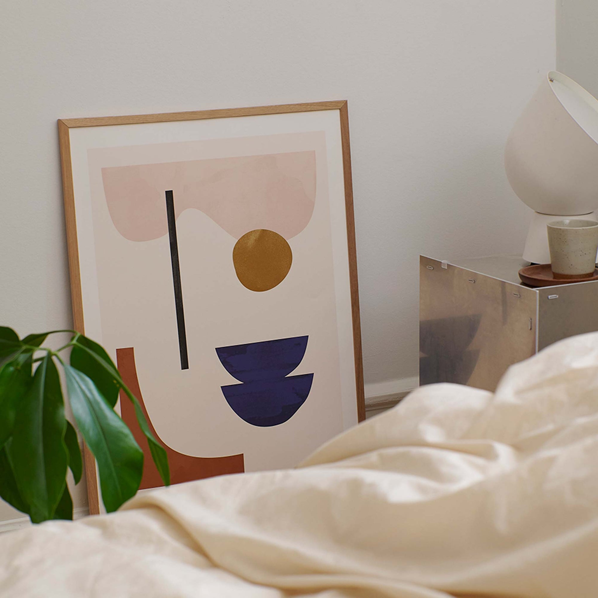 The Poster Club（ポスタークラブ）は、デンマーク・コペンハーゲンを拠点とするオンラインショップで、北欧デザインの高品質なポスターやアートプリントを専門に取り扱っています。新進気鋭の若手アーティストから世界的に活躍する作家まで、多彩なラインナップが魅力。北欧のライフスタイル、ファッション、インテリアデザインのトレンドを取り入れたミニマルで洗練された作品は、シンプルで上質な空間に自然と溶け込みます。ナチュラルインテリアや韓国風の部屋づくり、和モダンテイストにも調和し、アートを取り入れた暮らしを提案。世界中のインテリア雑誌やデザインメディアにも多数掲載されており、感度の高いユーザーからも厚い信頼を集めています。The Poster Clubは、アートプリントを通して日常に美とインスピレーションを届ける、北欧インテリア好きにおすすめのブランドです。