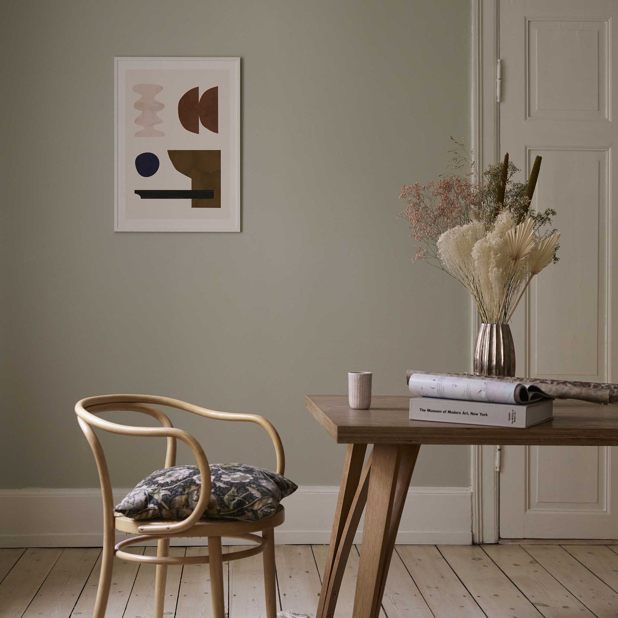 The Poster Club（ポスタークラブ）は、デンマーク・コペンハーゲンを拠点とするオンラインショップで、北欧デザインの高品質なポスターやアートプリントを専門に取り扱っています。新進気鋭の若手アーティストから世界的に活躍する作家まで、多彩なラインナップが魅力。北欧のライフスタイル、ファッション、インテリアデザインのトレンドを取り入れたミニマルで洗練された作品は、シンプルで上質な空間に自然と溶け込みます。ナチュラルインテリアや韓国風の部屋づくり、和モダンテイストにも調和し、アートを取り入れた暮らしを提案。世界中のインテリア雑誌やデザインメディアにも多数掲載されており、感度の高いユーザーからも厚い信頼を集めています。The Poster Clubは、アートプリントを通して日常に美とインスピレーションを届ける、北欧インテリア好きにおすすめのブランドです。