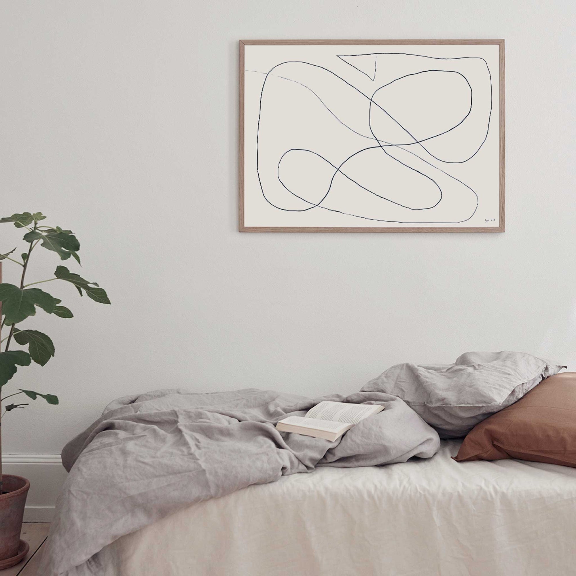 The Poster Club（ポスタークラブ）は、デンマーク・コペンハーゲンを拠点とするオンラインショップで、北欧デザインの高品質なポスターやアートプリントを専門に取り扱っています。新進気鋭の若手アーティストから世界的に活躍する作家まで、多彩なラインナップが魅力。北欧のライフスタイル、ファッション、インテリアデザインのトレンドを取り入れたミニマルで洗練された作品は、シンプルで上質な空間に自然と溶け込みます。ナチュラルインテリアや韓国風の部屋づくり、和モダンテイストにも調和し、アートを取り入れた暮らしを提案。世界中のインテリア雑誌やデザインメディアにも多数掲載されており、感度の高いユーザーからも厚い信頼を集めています。The Poster Clubは、アートプリントを通して日常に美とインスピレーションを届ける、北欧インテリア好きにおすすめのブランドです。