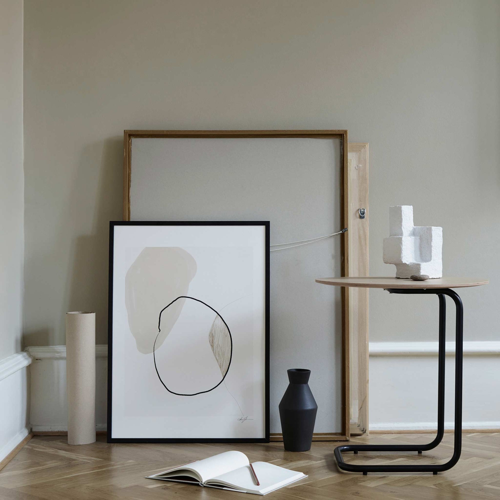 The Poster Club（ポスタークラブ）は、デンマーク・コペンハーゲンを拠点とするオンラインショップで、北欧デザインの高品質なポスターやアートプリントを専門に取り扱っています。新進気鋭の若手アーティストから世界的に活躍する作家まで、多彩なラインナップが魅力。北欧のライフスタイル、ファッション、インテリアデザインのトレンドを取り入れたミニマルで洗練された作品は、シンプルで上質な空間に自然と溶け込みます。ナチュラルインテリアや韓国風の部屋づくり、和モダンテイストにも調和し、アートを取り入れた暮らしを提案。世界中のインテリア雑誌やデザインメディアにも多数掲載されており、感度の高いユーザーからも厚い信頼を集めています。The Poster Clubは、アートプリントを通して日常に美とインスピレーションを届ける、北欧インテリア好きにおすすめのブランドです。