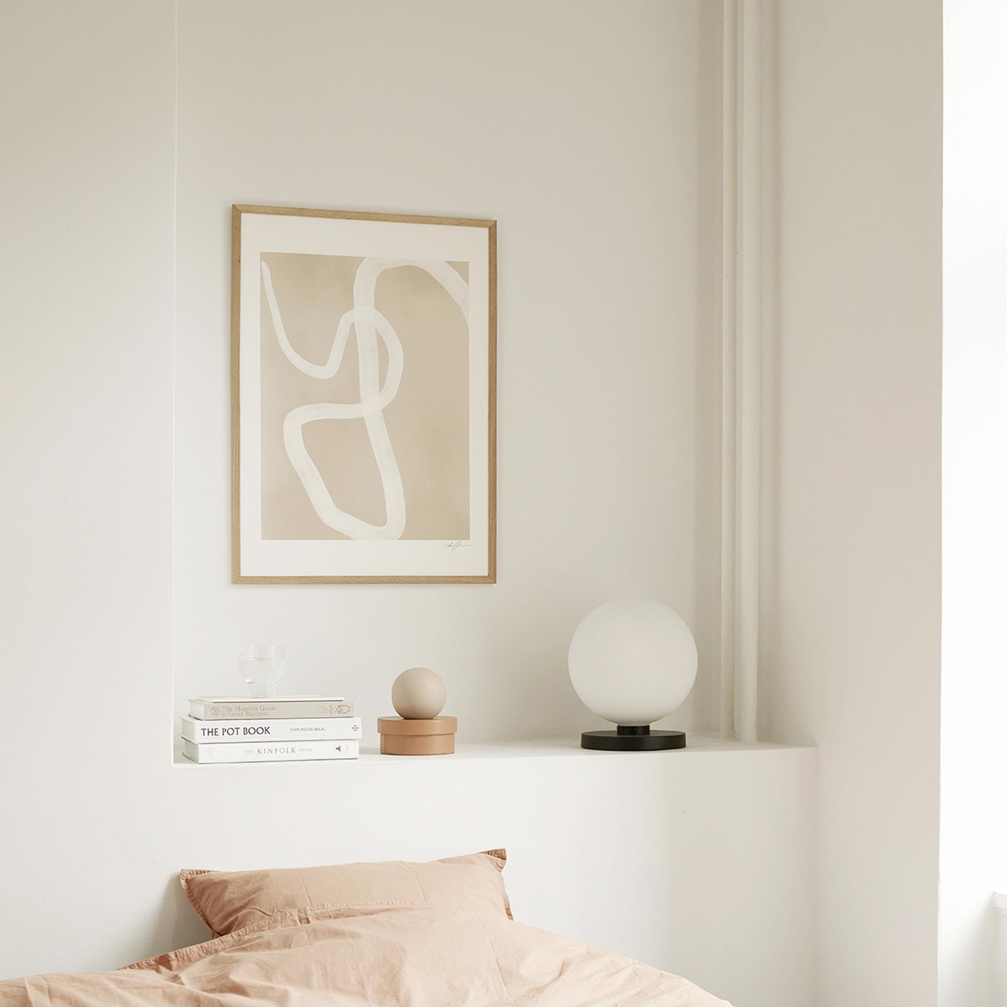 The Poster Club（ポスタークラブ）は、デンマーク・コペンハーゲンを拠点とするオンラインショップで、北欧デザインの高品質なポスターやアートプリントを専門に取り扱っています。新進気鋭の若手アーティストから世界的に活躍する作家まで、多彩なラインナップが魅力。北欧のライフスタイル、ファッション、インテリアデザインのトレンドを取り入れたミニマルで洗練された作品は、シンプルで上質な空間に自然と溶け込みます。ナチュラルインテリアや韓国風の部屋づくり、和モダンテイストにも調和し、アートを取り入れた暮らしを提案。世界中のインテリア雑誌やデザインメディアにも多数掲載されており、感度の高いユーザーからも厚い信頼を集めています。The Poster Clubは、アートプリントを通して日常に美とインスピレーションを届ける、北欧インテリア好きにおすすめのブランドです。