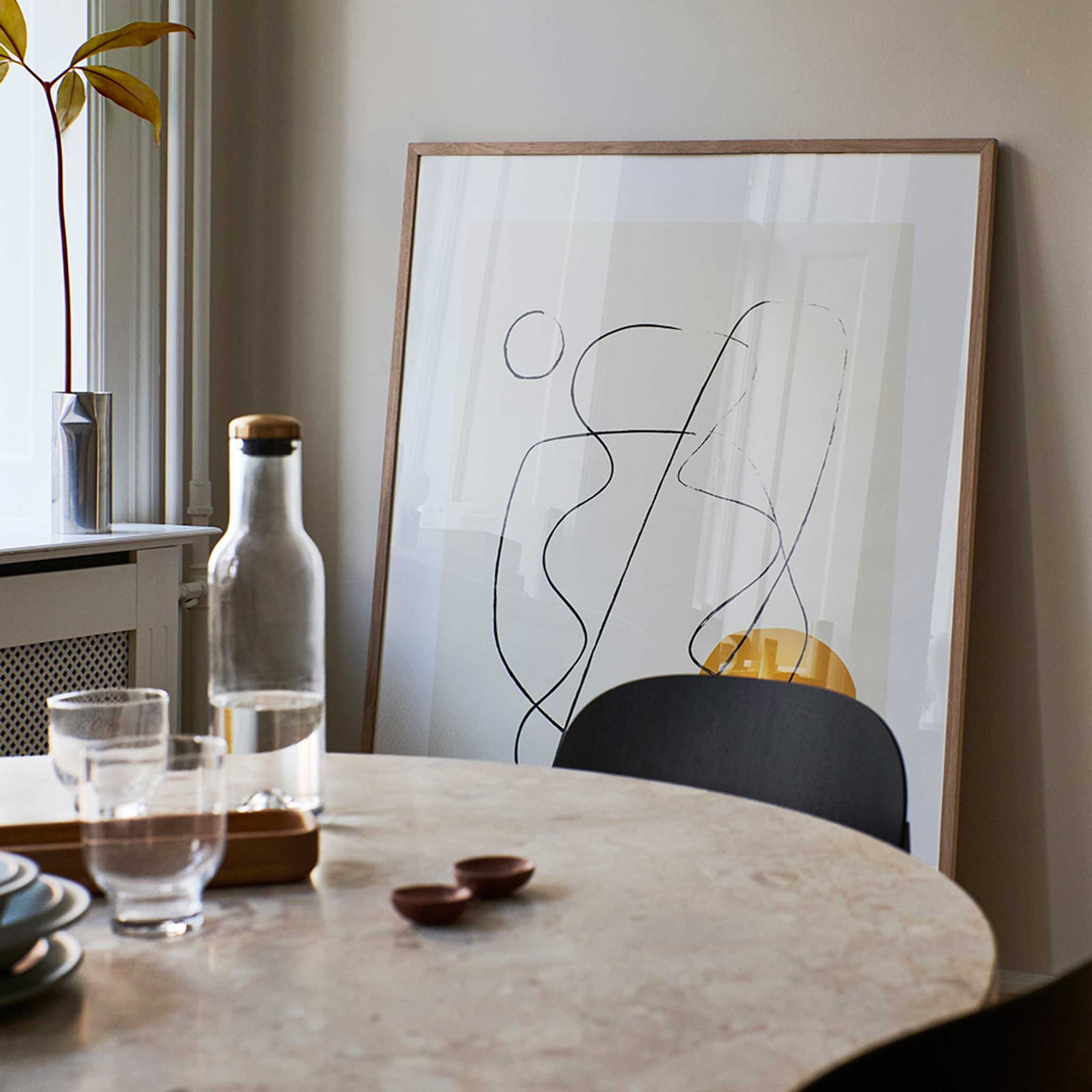 The Poster Club（ポスタークラブ）は、デンマーク・コペンハーゲンを拠点とするオンラインショップで、北欧デザインの高品質なポスターやアートプリントを専門に取り扱っています。新進気鋭の若手アーティストから世界的に活躍する作家まで、多彩なラインナップが魅力。北欧のライフスタイル、ファッション、インテリアデザインのトレンドを取り入れたミニマルで洗練された作品は、シンプルで上質な空間に自然と溶け込みます。ナチュラルインテリアや韓国風の部屋づくり、和モダンテイストにも調和し、アートを取り入れた暮らしを提案。世界中のインテリア雑誌やデザインメディアにも多数掲載されており、感度の高いユーザーからも厚い信頼を集めています。The Poster Clubは、アートプリントを通して日常に美とインスピレーションを届ける、北欧インテリア好きにおすすめのブランドです。