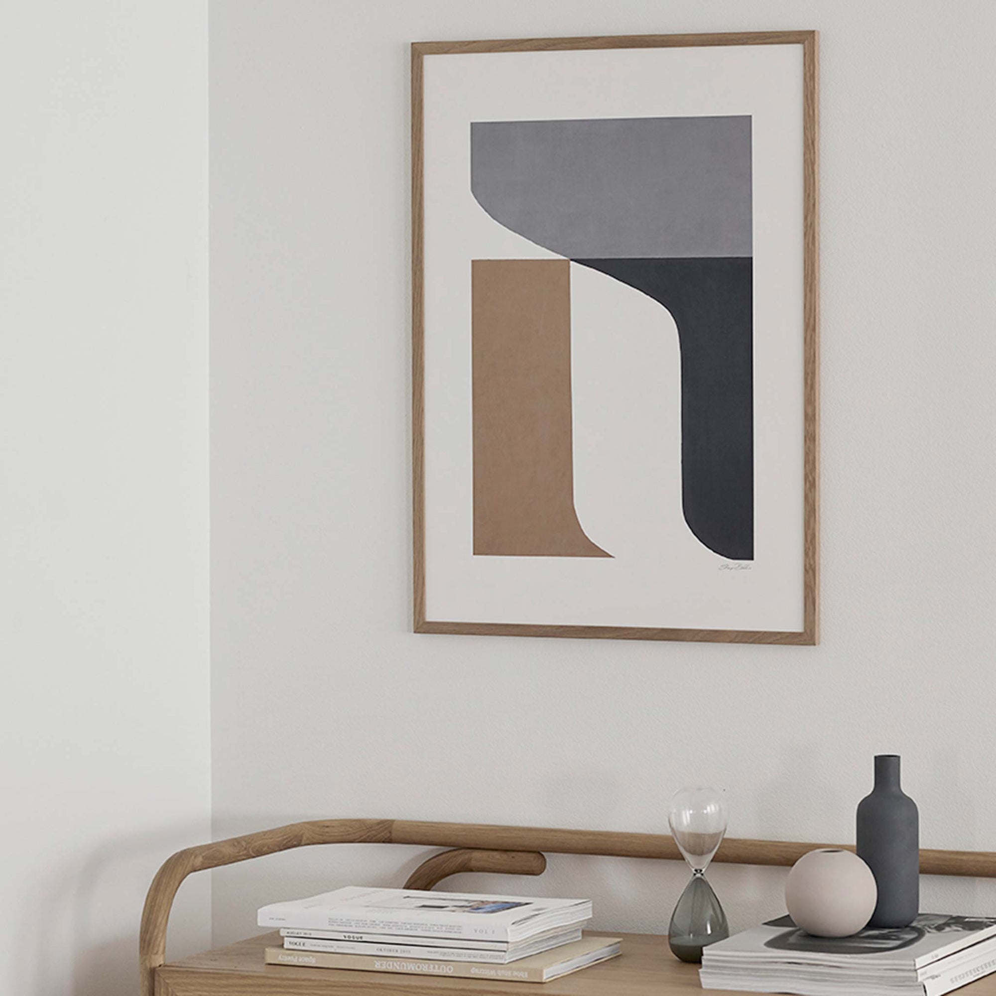 The Poster Club（ポスタークラブ）は、デンマーク・コペンハーゲンを拠点とするオンラインショップで、北欧デザインの高品質なポスターやアートプリントを専門に取り扱っています。新進気鋭の若手アーティストから世界的に活躍する作家まで、多彩なラインナップが魅力。北欧のライフスタイル、ファッション、インテリアデザインのトレンドを取り入れたミニマルで洗練された作品は、シンプルで上質な空間に自然と溶け込みます。ナチュラルインテリアや韓国風の部屋づくり、和モダンテイストにも調和し、アートを取り入れた暮らしを提案。世界中のインテリア雑誌やデザインメディアにも多数掲載されており、感度の高いユーザーからも厚い信頼を集めています。The Poster Clubは、アートプリントを通して日常に美とインスピレーションを届ける、北欧インテリア好きにおすすめのブランドです。