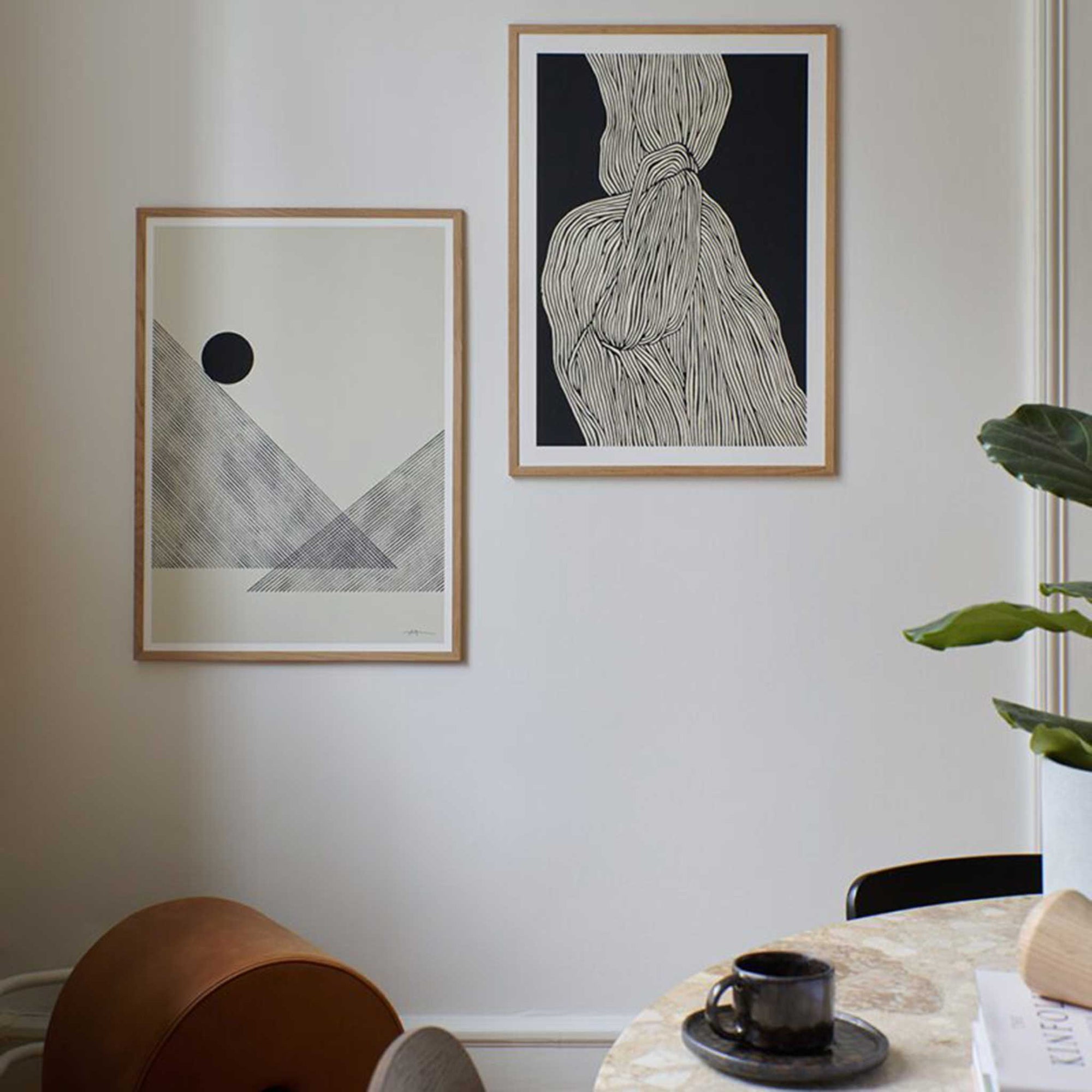 The Poster Club（ポスタークラブ）は、デンマーク・コペンハーゲンを拠点とするオンラインショップで、北欧デザインの高品質なポスターやアートプリントを専門に取り扱っています。新進気鋭の若手アーティストから世界的に活躍する作家まで、多彩なラインナップが魅力。北欧のライフスタイル、ファッション、インテリアデザインのトレンドを取り入れたミニマルで洗練された作品は、シンプルで上質な空間に自然と溶け込みます。ナチュラルインテリアや韓国風の部屋づくり、和モダンテイストにも調和し、アートを取り入れた暮らしを提案。世界中のインテリア雑誌やデザインメディアにも多数掲載されており、感度の高いユーザーからも厚い信頼を集めています。The Poster Clubは、アートプリントを通して日常に美とインスピレーションを届ける、北欧インテリア好きにおすすめのブランドです。