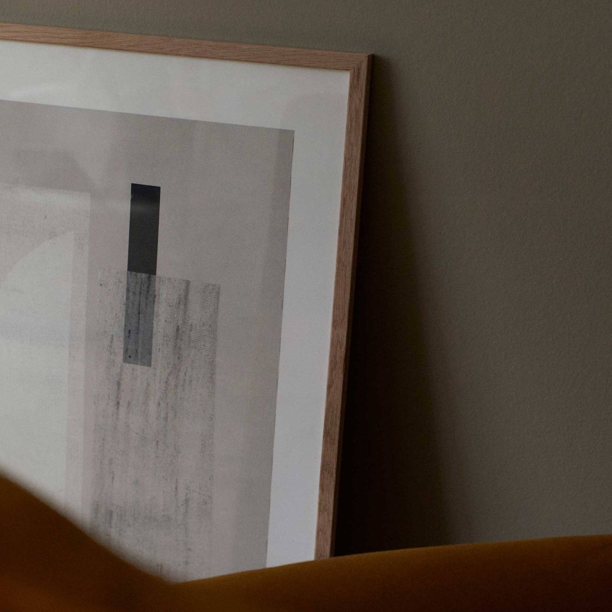 The Poster Club（ポスタークラブ）は、デンマーク・コペンハーゲンを拠点とするオンラインショップで、北欧デザインの高品質なポスターやアートプリントを専門に取り扱っています。新進気鋭の若手アーティストから世界的に活躍する作家まで、多彩なラインナップが魅力。北欧のライフスタイル、ファッション、インテリアデザインのトレンドを取り入れたミニマルで洗練された作品は、シンプルで上質な空間に自然と溶け込みます。ナチュラルインテリアや韓国風の部屋づくり、和モダンテイストにも調和し、アートを取り入れた暮らしを提案。世界中のインテリア雑誌やデザインメディアにも多数掲載されており、感度の高いユーザーからも厚い信頼を集めています。The Poster Clubは、アートプリントを通して日常に美とインスピレーションを届ける、北欧インテリア好きにおすすめのブランドです。