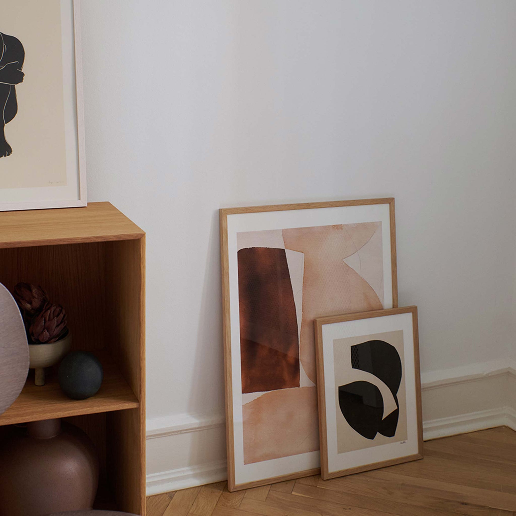 The Poster Club（ポスタークラブ）は、デンマーク・コペンハーゲンを拠点とするオンラインショップで、北欧デザインの高品質なポスターやアートプリントを専門に取り扱っています。新進気鋭の若手アーティストから世界的に活躍する作家まで、多彩なラインナップが魅力。北欧のライフスタイル、ファッション、インテリアデザインのトレンドを取り入れたミニマルで洗練された作品は、シンプルで上質な空間に自然と溶け込みます。ナチュラルインテリアや韓国風の部屋づくり、和モダンテイストにも調和し、アートを取り入れた暮らしを提案。世界中のインテリア雑誌やデザインメディアにも多数掲載されており、感度の高いユーザーからも厚い信頼を集めています。The Poster Clubは、アートプリントを通して日常に美とインスピレーションを届ける、北欧インテリア好きにおすすめのブランドです。