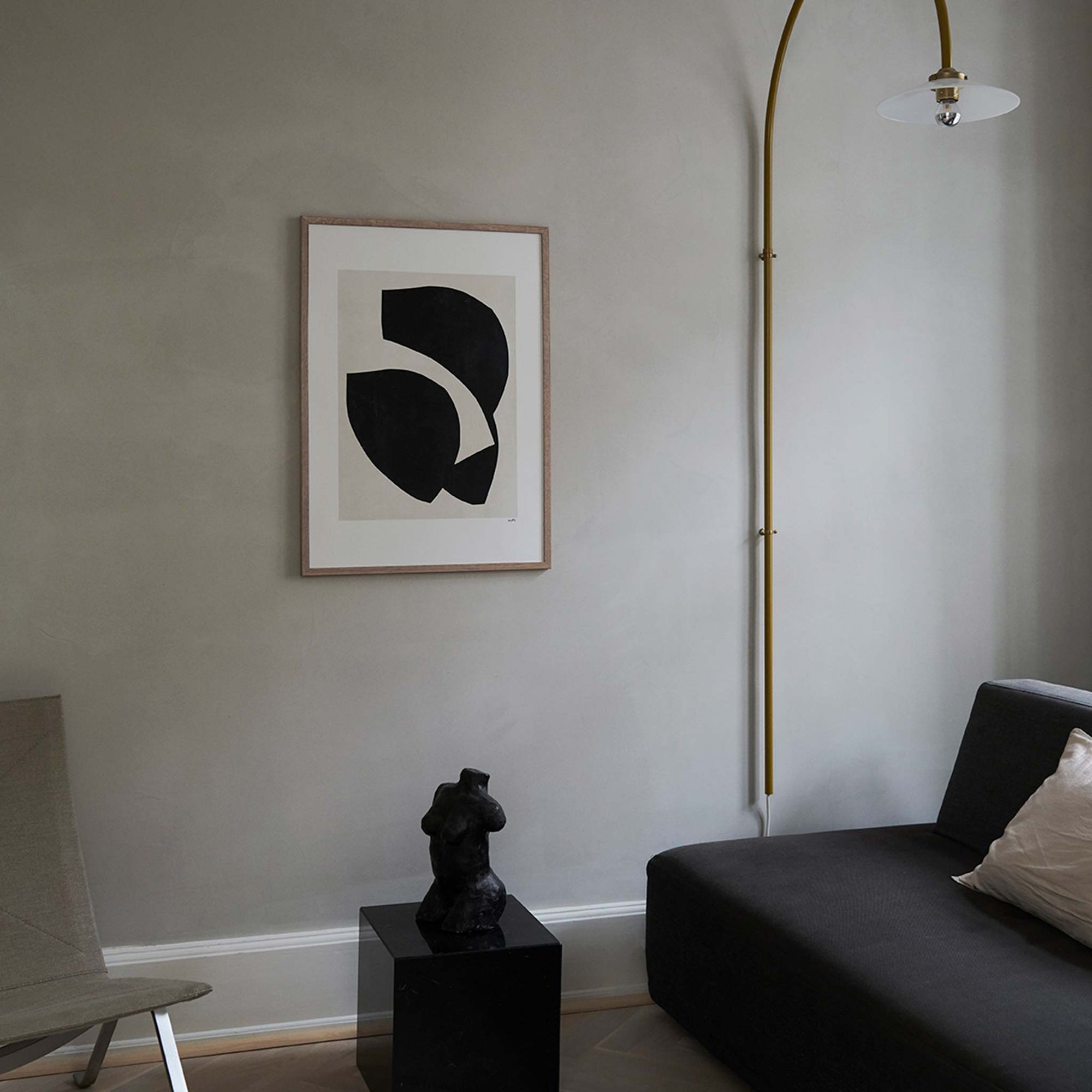 The Poster Club（ポスタークラブ）は、デンマーク・コペンハーゲンを拠点とするオンラインショップで、北欧デザインの高品質なポスターやアートプリントを専門に取り扱っています。新進気鋭の若手アーティストから世界的に活躍する作家まで、多彩なラインナップが魅力。北欧のライフスタイル、ファッション、インテリアデザインのトレンドを取り入れたミニマルで洗練された作品は、シンプルで上質な空間に自然と溶け込みます。ナチュラルインテリアや韓国風の部屋づくり、和モダンテイストにも調和し、アートを取り入れた暮らしを提案。世界中のインテリア雑誌やデザインメディアにも多数掲載されており、感度の高いユーザーからも厚い信頼を集めています。The Poster Clubは、アートプリントを通して日常に美とインスピレーションを届ける、北欧インテリア好きにおすすめのブランドです。