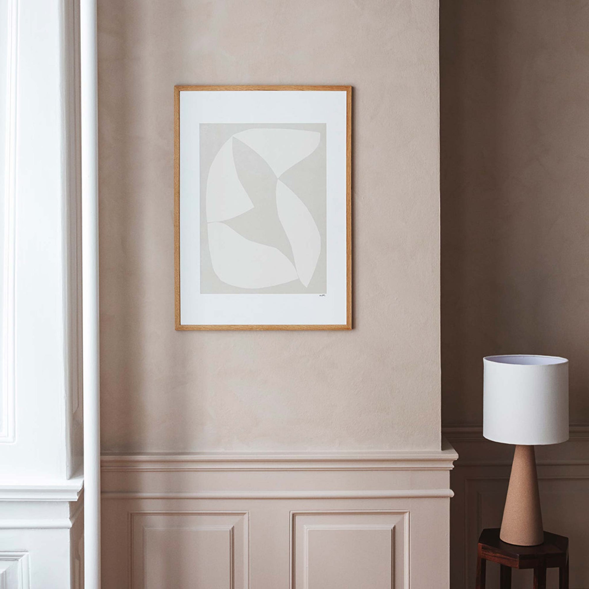 The Poster Club（ポスタークラブ）は、デンマーク・コペンハーゲンを拠点とするオンラインショップで、北欧デザインの高品質なポスターやアートプリントを専門に取り扱っています。新進気鋭の若手アーティストから世界的に活躍する作家まで、多彩なラインナップが魅力。北欧のライフスタイル、ファッション、インテリアデザインのトレンドを取り入れたミニマルで洗練された作品は、シンプルで上質な空間に自然と溶け込みます。ナチュラルインテリアや韓国風の部屋づくり、和モダンテイストにも調和し、アートを取り入れた暮らしを提案。世界中のインテリア雑誌やデザインメディアにも多数掲載されており、感度の高いユーザーからも厚い信頼を集めています。The Poster Clubは、アートプリントを通して日常に美とインスピレーションを届ける、北欧インテリア好きにおすすめのブランドです。