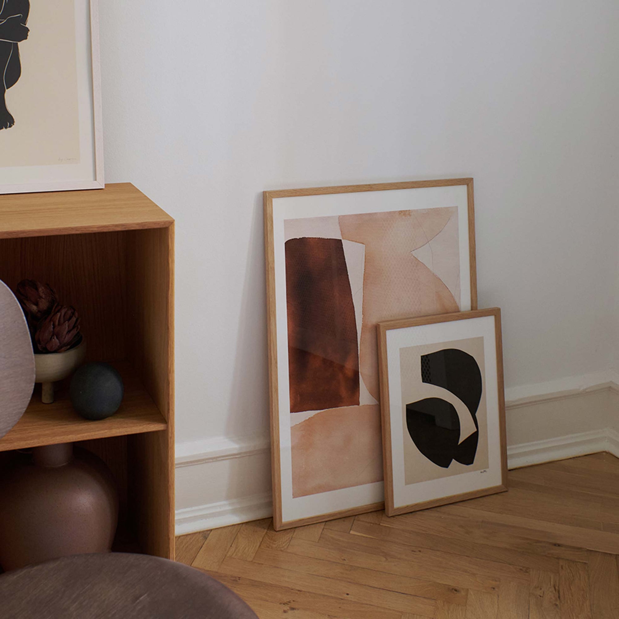 The Poster Club（ポスタークラブ）は、デンマーク・コペンハーゲンを拠点とするオンラインショップで、北欧デザインの高品質なポスターやアートプリントを専門に取り扱っています。新進気鋭の若手アーティストから世界的に活躍する作家まで、多彩なラインナップが魅力。北欧のライフスタイル、ファッション、インテリアデザインのトレンドを取り入れたミニマルで洗練された作品は、シンプルで上質な空間に自然と溶け込みます。ナチュラルインテリアや韓国風の部屋づくり、和モダンテイストにも調和し、アートを取り入れた暮らしを提案。世界中のインテリア雑誌やデザインメディアにも多数掲載されており、感度の高いユーザーからも厚い信頼を集めています。The Poster Clubは、アートプリントを通して日常に美とインスピレーションを届ける、北欧インテリア好きにおすすめのブランドです。