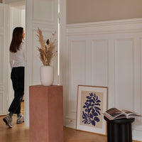 The Poster Club（ポスタークラブ）は、デンマーク・コペンハーゲンを拠点とするオンラインショップで、北欧デザインの高品質なポスターやアートプリントを専門に取り扱っています。新進気鋭の若手アーティストから世界的に活躍する作家まで、多彩なラインナップが魅力。北欧のライフスタイル、ファッション、インテリアデザインのトレンドを取り入れたミニマルで洗練された作品は、シンプルで上質な空間に自然と溶け込みます。ナチュラルインテリアや韓国風の部屋づくり、和モダンテイストにも調和し、アートを取り入れた暮らしを提案。世界中のインテリア雑誌やデザインメディアにも多数掲載されており、感度の高いユーザーからも厚い信頼を集めています。The Poster Clubは、アートプリントを通して日常に美とインスピレーションを届ける、北欧インテリア好きにおすすめのブランドです。