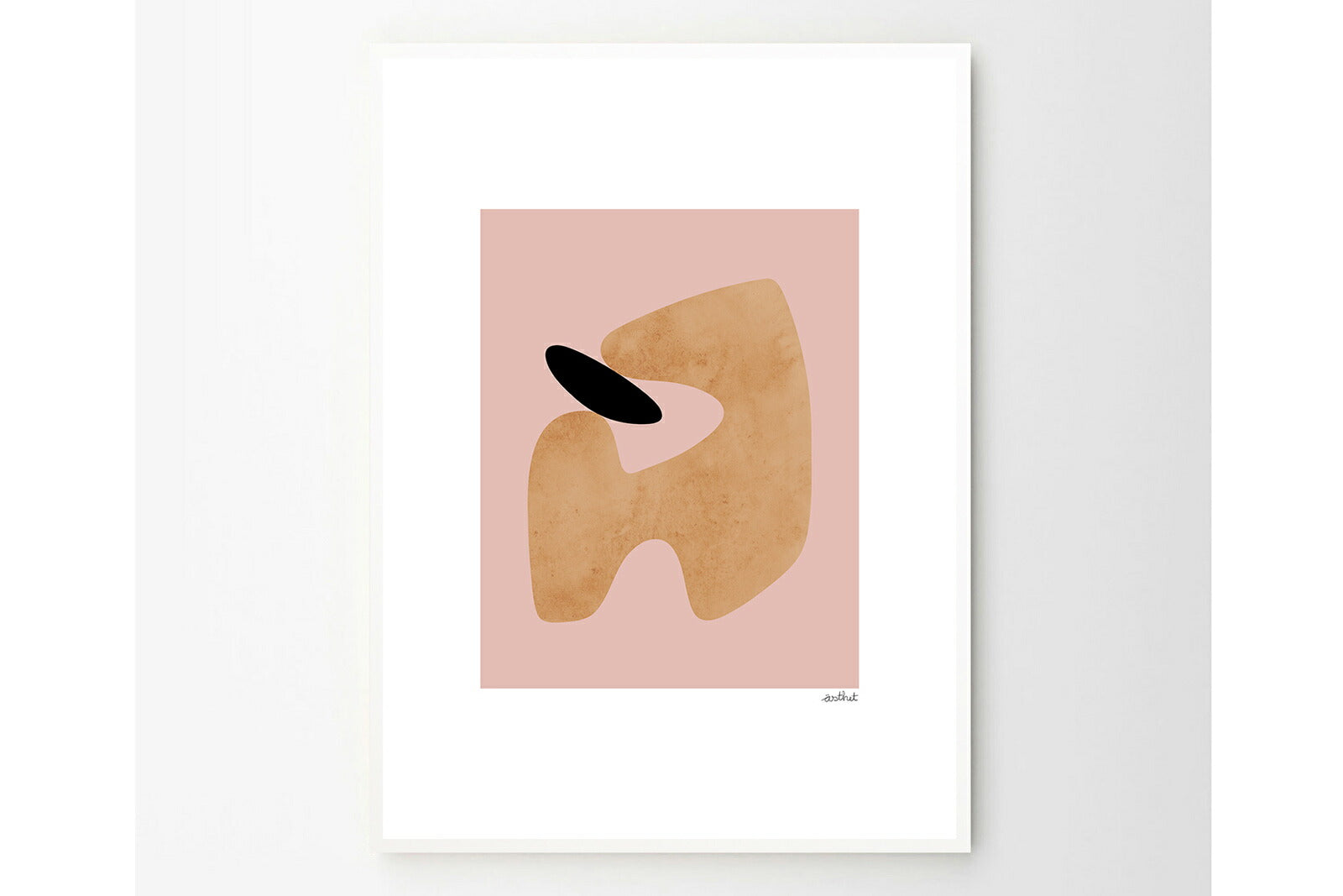 THEPOSTERCLUBは、コペンハーゲンを拠点とするオンラインストアで、主に厳選されたアートポスターを販売しています。主にスカンジナビアのライフスタイル、ファッション、インテリアデザイントレンドからインスピレーションを受け、モノクロから抽象画、エッジの利いた写真アートまで、多くのアーティストの作品を取り扱っています。また、無名有名問わず多くのデザイナーとのコラボレーションを積極的に行い、多くの作品を独占的に販売しているのも特徴的です。
