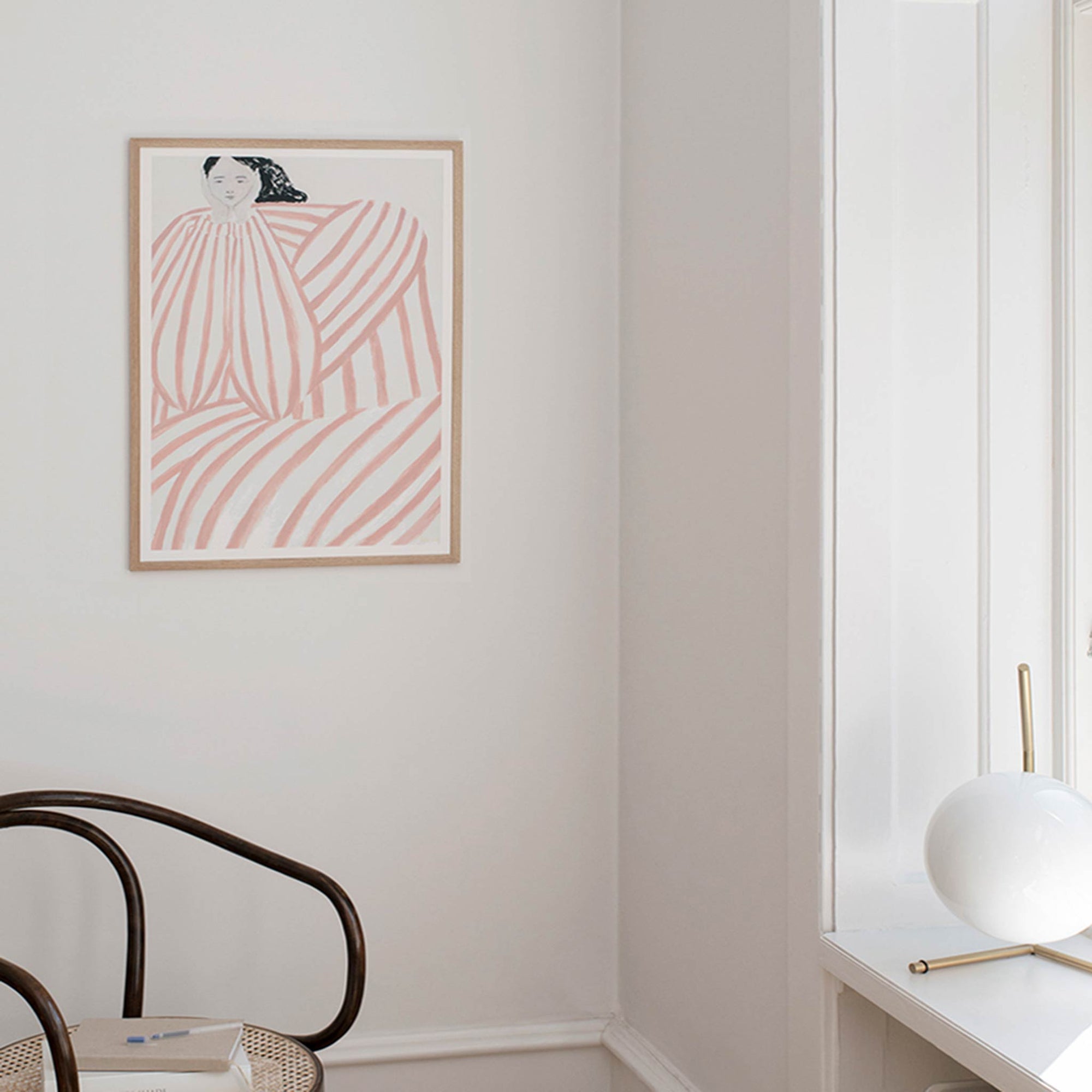 The Poster Club（ポスタークラブ）は、デンマーク・コペンハーゲンを拠点とするオンラインショップで、北欧デザインの高品質なポスターやアートプリントを専門に取り扱っています。新進気鋭の若手アーティストから世界的に活躍する作家まで、多彩なラインナップが魅力。北欧のライフスタイル、ファッション、インテリアデザインのトレンドを取り入れたミニマルで洗練された作品は、シンプルで上質な空間に自然と溶け込みます。ナチュラルインテリアや韓国風の部屋づくり、和モダンテイストにも調和し、アートを取り入れた暮らしを提案。世界中のインテリア雑誌やデザインメディアにも多数掲載されており、感度の高いユーザーからも厚い信頼を集めています。The Poster Clubは、アートプリントを通して日常に美とインスピレーションを届ける、北欧インテリア好きにおすすめのブランドです。