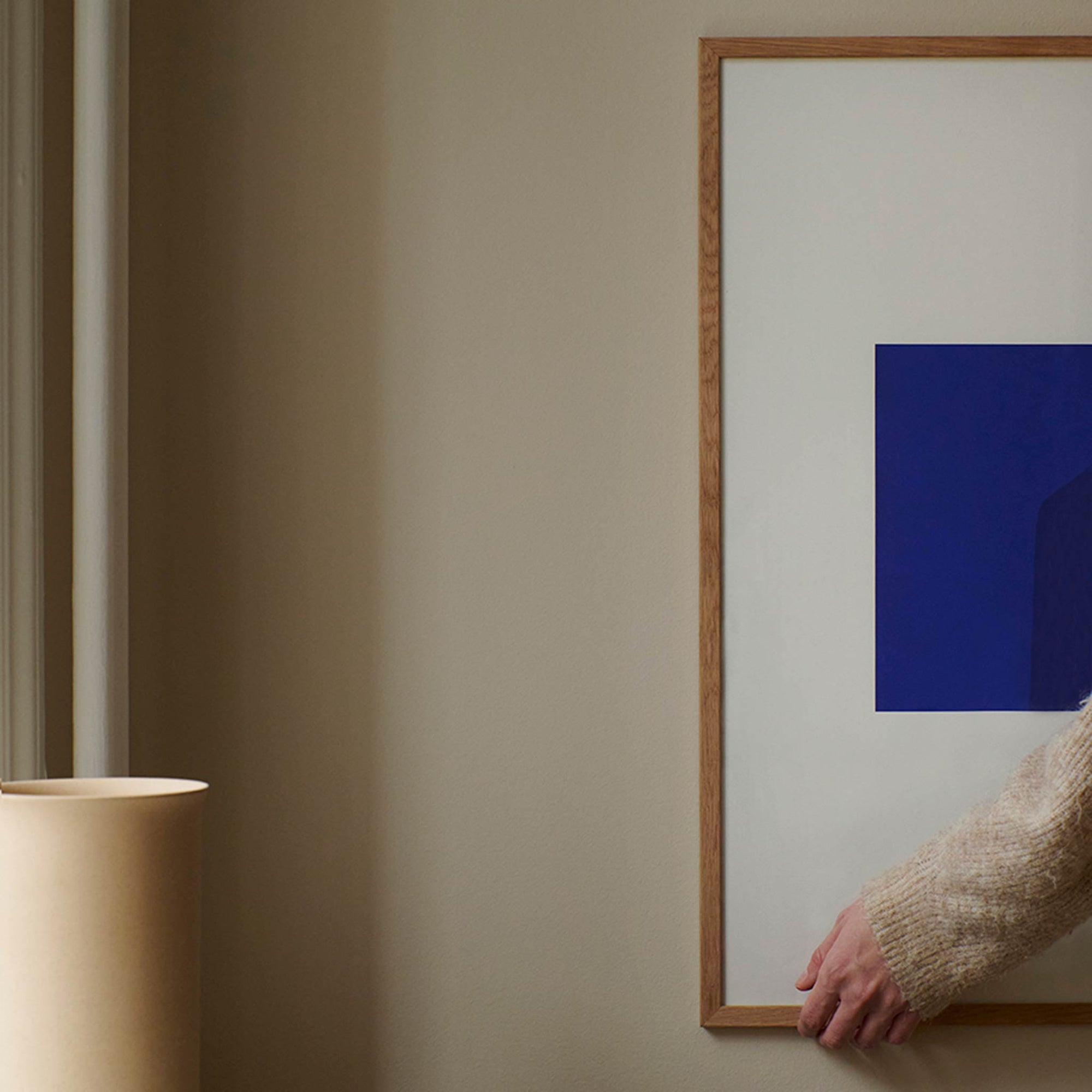 The Poster Club（ポスタークラブ）は、デンマーク・コペンハーゲンを拠点とするオンラインショップで、北欧デザインの高品質なポスターやアートプリントを専門に取り扱っています。新進気鋭の若手アーティストから世界的に活躍する作家まで、多彩なラインナップが魅力。北欧のライフスタイル、ファッション、インテリアデザインのトレンドを取り入れたミニマルで洗練された作品は、シンプルで上質な空間に自然と溶け込みます。ナチュラルインテリアや韓国風の部屋づくり、和モダンテイストにも調和し、アートを取り入れた暮らしを提案。世界中のインテリア雑誌やデザインメディアにも多数掲載されており、感度の高いユーザーからも厚い信頼を集めています。The Poster Clubは、アートプリントを通して日常に美とインスピレーションを届ける、北欧インテリア好きにおすすめのブランドです。