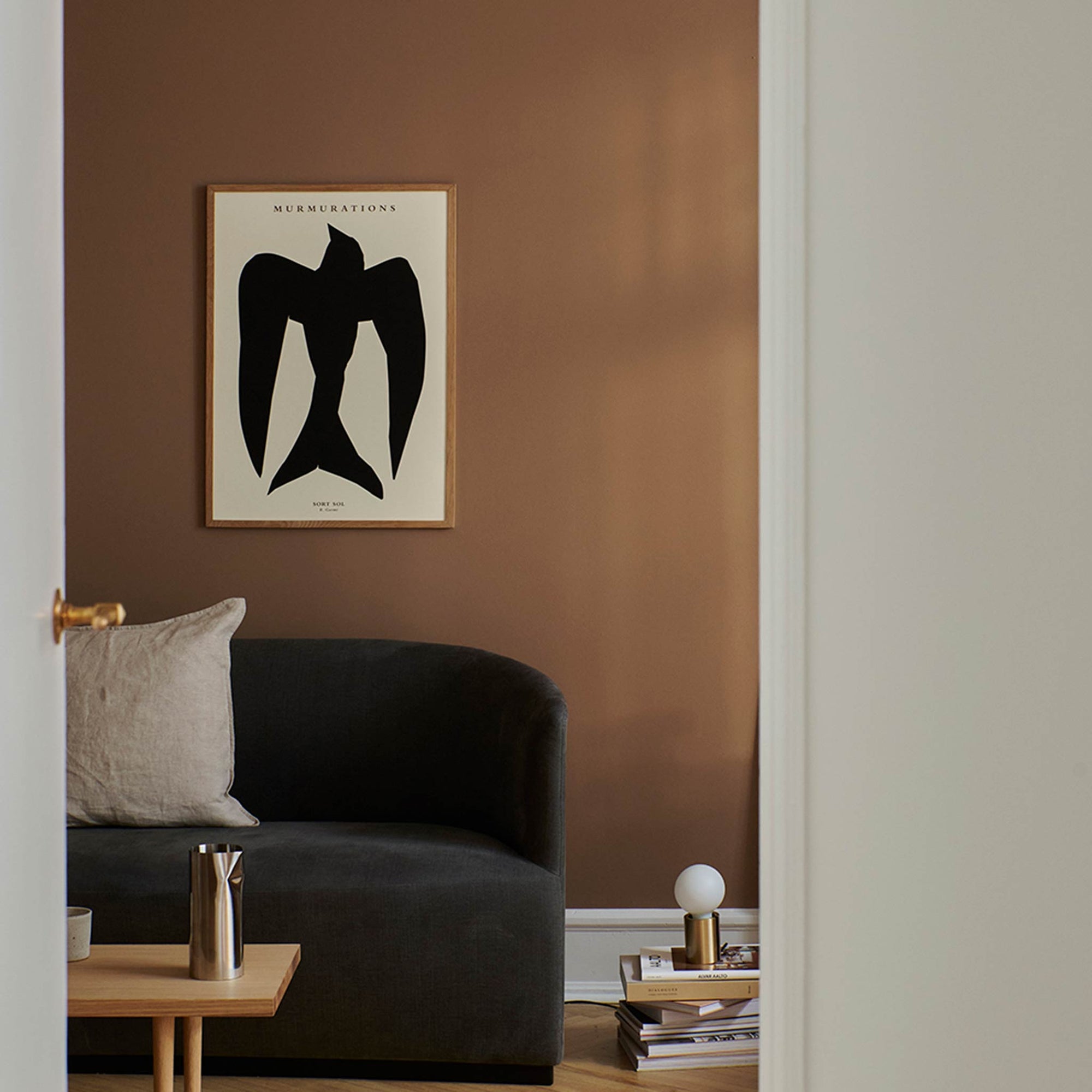 The Poster Club（ポスタークラブ）は、デンマーク・コペンハーゲンを拠点とするオンラインショップで、北欧デザインの高品質なポスターやアートプリントを専門に取り扱っています。新進気鋭の若手アーティストから世界的に活躍する作家まで、多彩なラインナップが魅力。北欧のライフスタイル、ファッション、インテリアデザインのトレンドを取り入れたミニマルで洗練された作品は、シンプルで上質な空間に自然と溶け込みます。ナチュラルインテリアや韓国風の部屋づくり、和モダンテイストにも調和し、アートを取り入れた暮らしを提案。世界中のインテリア雑誌やデザインメディアにも多数掲載されており、感度の高いユーザーからも厚い信頼を集めています。The Poster Clubは、アートプリントを通して日常に美とインスピレーションを届ける、北欧インテリア好きにおすすめのブランドです。