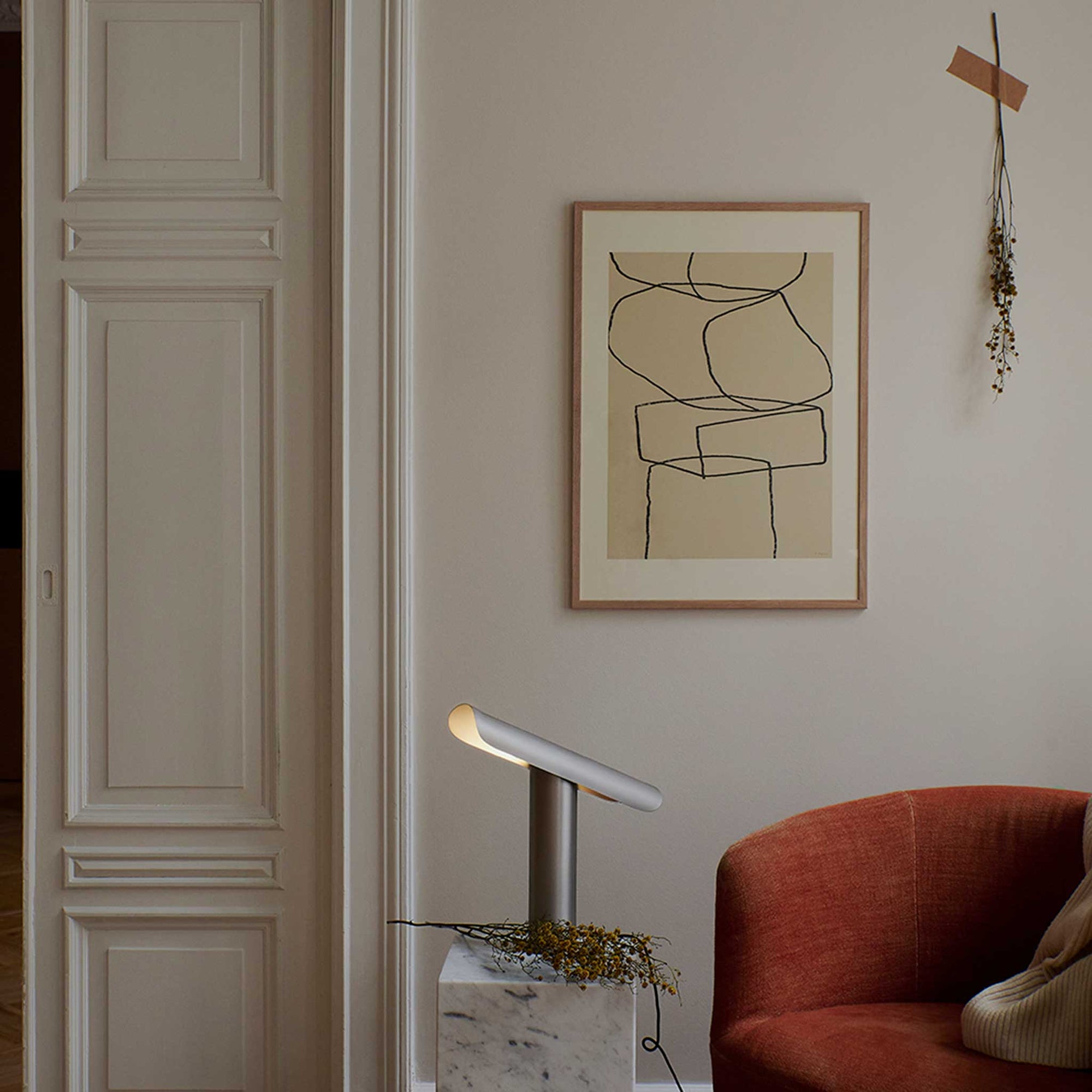 The Poster Club（ポスタークラブ）は、デンマーク・コペンハーゲンを拠点とするオンラインショップで、北欧デザインの高品質なポスターやアートプリントを専門に取り扱っています。新進気鋭の若手アーティストから世界的に活躍する作家まで、多彩なラインナップが魅力。北欧のライフスタイル、ファッション、インテリアデザインのトレンドを取り入れたミニマルで洗練された作品は、シンプルで上質な空間に自然と溶け込みます。ナチュラルインテリアや韓国風の部屋づくり、和モダンテイストにも調和し、アートを取り入れた暮らしを提案。世界中のインテリア雑誌やデザインメディアにも多数掲載されており、感度の高いユーザーからも厚い信頼を集めています。The Poster Clubは、アートプリントを通して日常に美とインスピレーションを届ける、北欧インテリア好きにおすすめのブランドです。