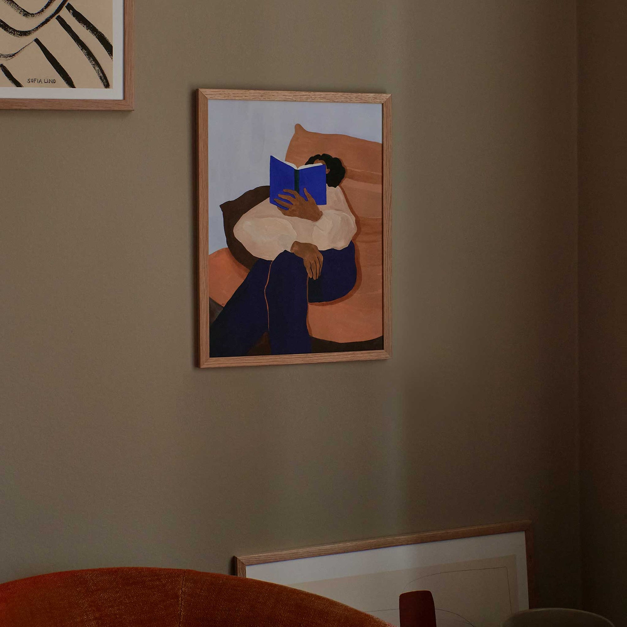 The Poster Club（ポスタークラブ）は、デンマーク・コペンハーゲンを拠点とするオンラインショップで、北欧デザインの高品質なポスターやアートプリントを専門に取り扱っています。新進気鋭の若手アーティストから世界的に活躍する作家まで、多彩なラインナップが魅力。北欧のライフスタイル、ファッション、インテリアデザインのトレンドを取り入れたミニマルで洗練された作品は、シンプルで上質な空間に自然と溶け込みます。ナチュラルインテリアや韓国風の部屋づくり、和モダンテイストにも調和し、アートを取り入れた暮らしを提案。世界中のインテリア雑誌やデザインメディアにも多数掲載されており、感度の高いユーザーからも厚い信頼を集めています。The Poster Clubは、アートプリントを通して日常に美とインスピレーションを届ける、北欧インテリア好きにおすすめのブランドです。