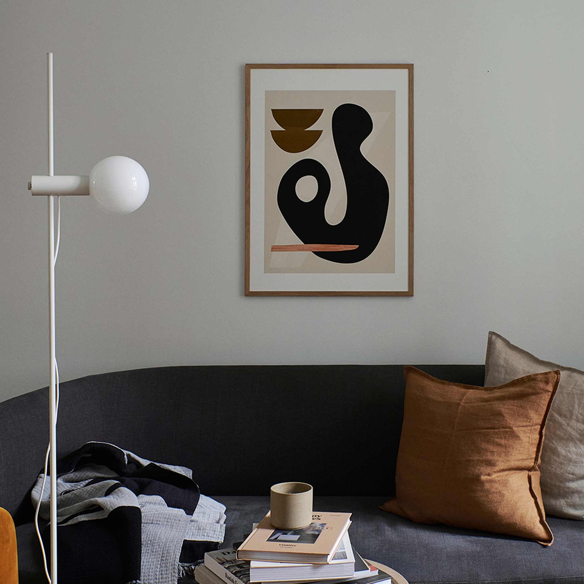 The Poster Club（ポスタークラブ）は、デンマーク・コペンハーゲンを拠点とするオンラインショップで、北欧デザインの高品質なポスターやアートプリントを専門に取り扱っています。新進気鋭の若手アーティストから世界的に活躍する作家まで、多彩なラインナップが魅力。北欧のライフスタイル、ファッション、インテリアデザインのトレンドを取り入れたミニマルで洗練された作品は、シンプルで上質な空間に自然と溶け込みます。ナチュラルインテリアや韓国風の部屋づくり、和モダンテイストにも調和し、アートを取り入れた暮らしを提案。世界中のインテリア雑誌やデザインメディアにも多数掲載されており、感度の高いユーザーからも厚い信頼を集めています。The Poster Clubは、アートプリントを通して日常に美とインスピレーションを届ける、北欧インテリア好きにおすすめのブランドです。