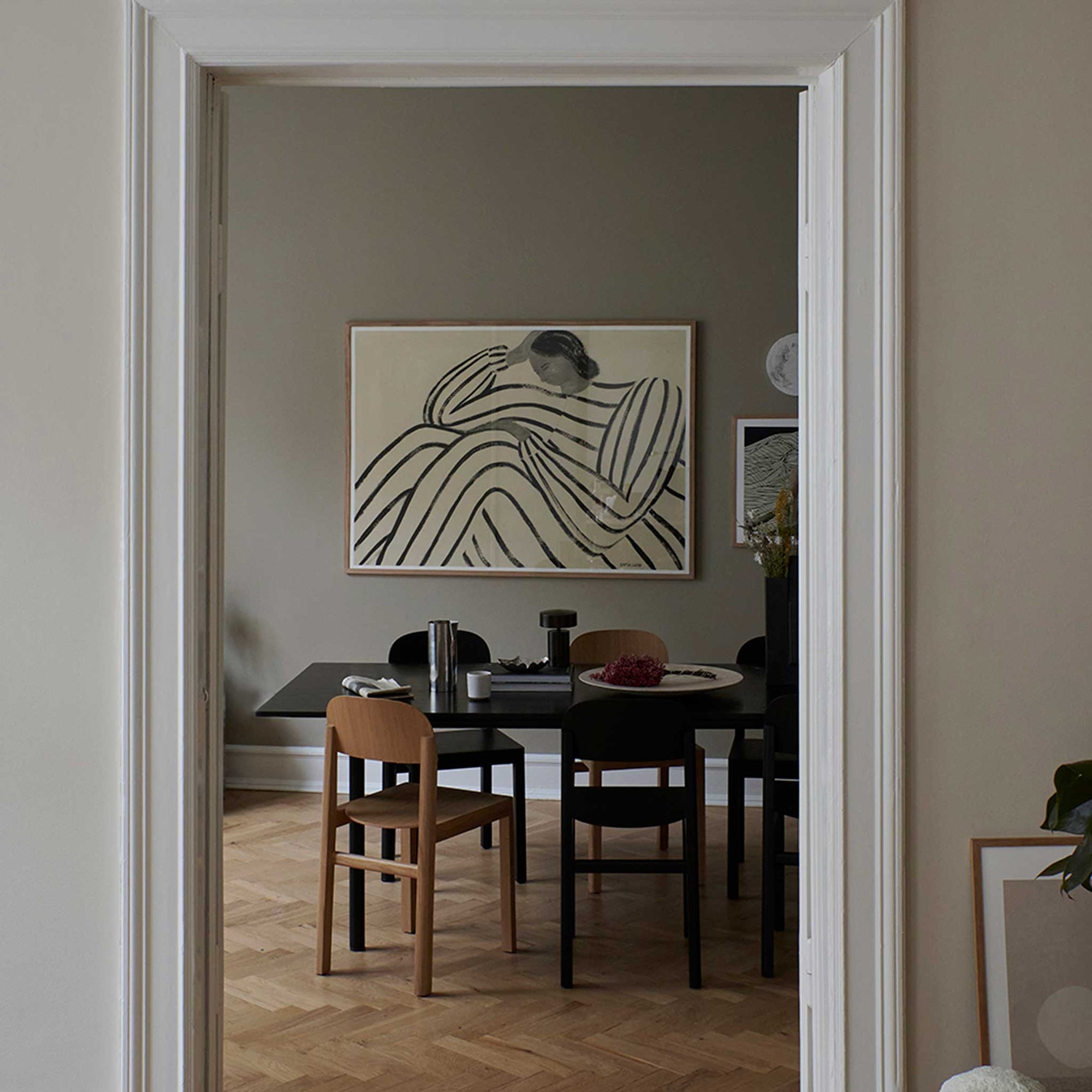 The Poster Club（ポスタークラブ）は、デンマーク・コペンハーゲンを拠点とするオンラインショップで、北欧デザインの高品質なポスターやアートプリントを専門に取り扱っています。新進気鋭の若手アーティストから世界的に活躍する作家まで、多彩なラインナップが魅力。北欧のライフスタイル、ファッション、インテリアデザインのトレンドを取り入れたミニマルで洗練された作品は、シンプルで上質な空間に自然と溶け込みます。ナチュラルインテリアや韓国風の部屋づくり、和モダンテイストにも調和し、アートを取り入れた暮らしを提案。世界中のインテリア雑誌やデザインメディアにも多数掲載されており、感度の高いユーザーからも厚い信頼を集めています。The Poster Clubは、アートプリントを通して日常に美とインスピレーションを届ける、北欧インテリア好きにおすすめのブランドです。