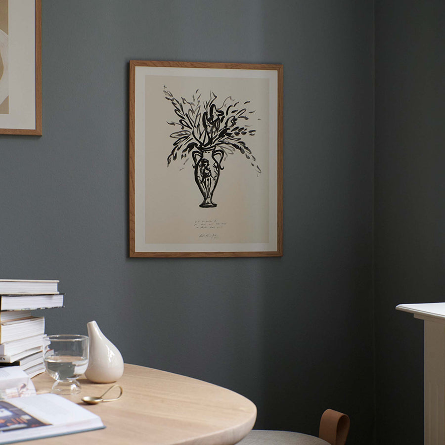 The Poster Club（ポスタークラブ）は、デンマーク・コペンハーゲンを拠点とするオンラインショップで、北欧デザインの高品質なポスターやアートプリントを専門に取り扱っています。新進気鋭の若手アーティストから世界的に活躍する作家まで、多彩なラインナップが魅力。北欧のライフスタイル、ファッション、インテリアデザインのトレンドを取り入れたミニマルで洗練された作品は、シンプルで上質な空間に自然と溶け込みます。ナチュラルインテリアや韓国風の部屋づくり、和モダンテイストにも調和し、アートを取り入れた暮らしを提案。世界中のインテリア雑誌やデザインメディアにも多数掲載されており、感度の高いユーザーからも厚い信頼を集めています。The Poster Clubは、アートプリントを通して日常に美とインスピレーションを届ける、北欧インテリア好きにおすすめのブランドです。