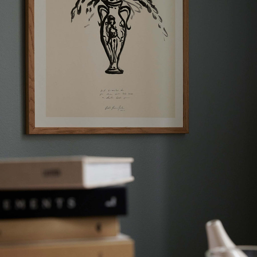 The Poster Club（ポスタークラブ）は、デンマーク・コペンハーゲンを拠点とするオンラインショップで、北欧デザインの高品質なポスターやアートプリントを専門に取り扱っています。新進気鋭の若手アーティストから世界的に活躍する作家まで、多彩なラインナップが魅力。北欧のライフスタイル、ファッション、インテリアデザインのトレンドを取り入れたミニマルで洗練された作品は、シンプルで上質な空間に自然と溶け込みます。ナチュラルインテリアや韓国風の部屋づくり、和モダンテイストにも調和し、アートを取り入れた暮らしを提案。世界中のインテリア雑誌やデザインメディアにも多数掲載されており、感度の高いユーザーからも厚い信頼を集めています。The Poster Clubは、アートプリントを通して日常に美とインスピレーションを届ける、北欧インテリア好きにおすすめのブランドです。