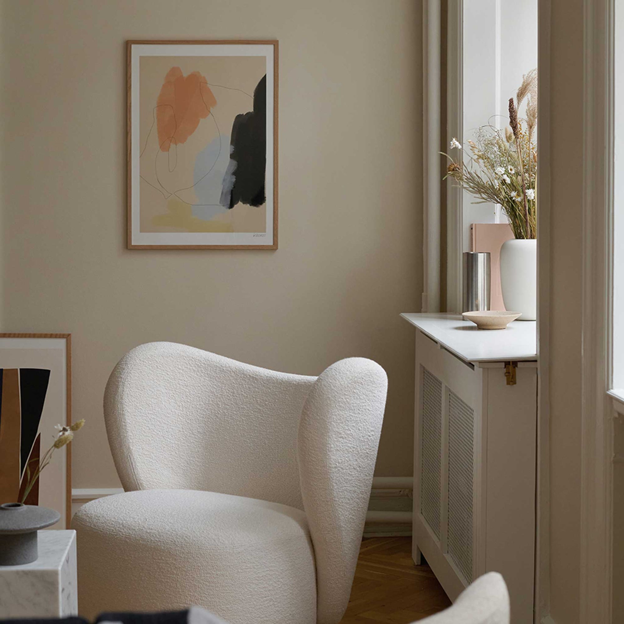 The Poster Club（ポスタークラブ）は、デンマーク・コペンハーゲンを拠点とするオンラインショップで、北欧デザインの高品質なポスターやアートプリントを専門に取り扱っています。新進気鋭の若手アーティストから世界的に活躍する作家まで、多彩なラインナップが魅力。北欧のライフスタイル、ファッション、インテリアデザインのトレンドを取り入れたミニマルで洗練された作品は、シンプルで上質な空間に自然と溶け込みます。ナチュラルインテリアや韓国風の部屋づくり、和モダンテイストにも調和し、アートを取り入れた暮らしを提案。世界中のインテリア雑誌やデザインメディアにも多数掲載されており、感度の高いユーザーからも厚い信頼を集めています。The Poster Clubは、アートプリントを通して日常に美とインスピレーションを届ける、北欧インテリア好きにおすすめのブランドです。