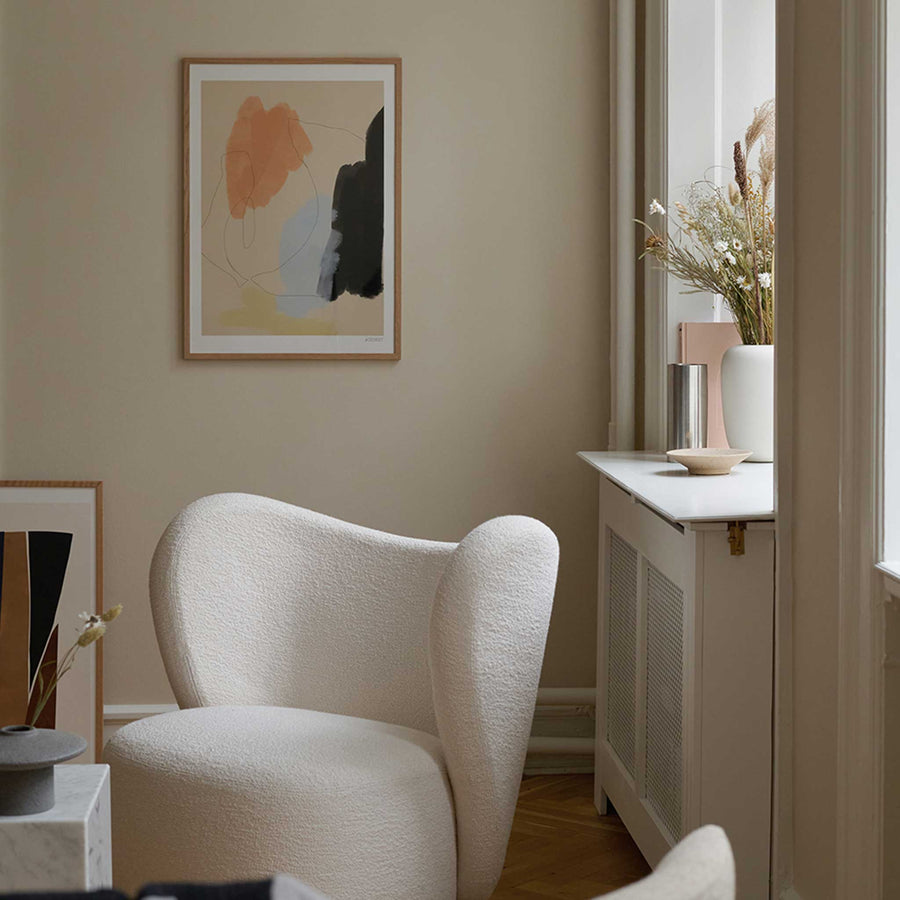 The Poster Club（ポスタークラブ）は、デンマーク・コペンハーゲンを拠点とするオンラインショップで、北欧デザインの高品質なポスターやアートプリントを専門に取り扱っています。新進気鋭の若手アーティストから世界的に活躍する作家まで、多彩なラインナップが魅力。北欧のライフスタイル、ファッション、インテリアデザインのトレンドを取り入れたミニマルで洗練された作品は、シンプルで上質な空間に自然と溶け込みます。ナチュラルインテリアや韓国風の部屋づくり、和モダンテイストにも調和し、アートを取り入れた暮らしを提案。世界中のインテリア雑誌やデザインメディアにも多数掲載されており、感度の高いユーザーからも厚い信頼を集めています。The Poster Clubは、アートプリントを通して日常に美とインスピレーションを届ける、北欧インテリア好きにおすすめのブランドです。