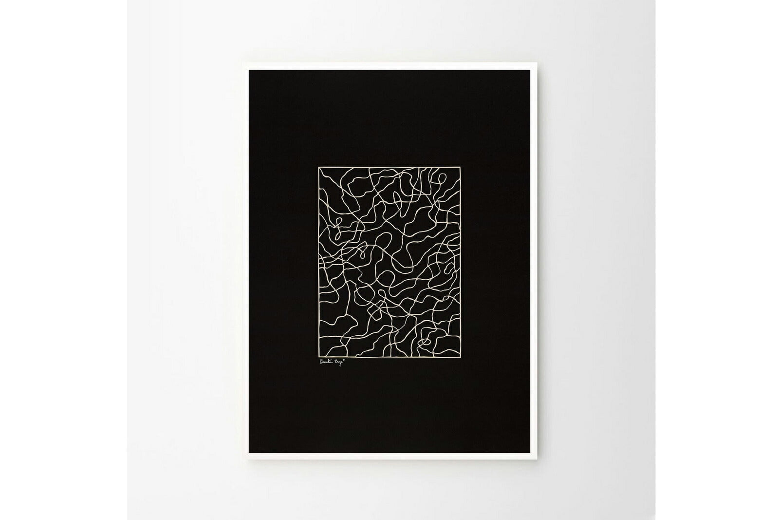 THEPOSTERCLUBは、コペンハーゲンを拠点とするオンラインストアで、主に厳選されたアートポスターを販売しています。主にスカンジナビアのライフスタイル、ファッション、インテリアデザイントレンドからインスピレーションを受け、モノクロから抽象画、エッジの利いた写真アートまで、多くのアーティストの作品を取り扱っています。また、無名有名問わず多くのデザイナーとのコラボレーションを積極的に行い、多くの作品を独占的に販売しているのも特徴的です。