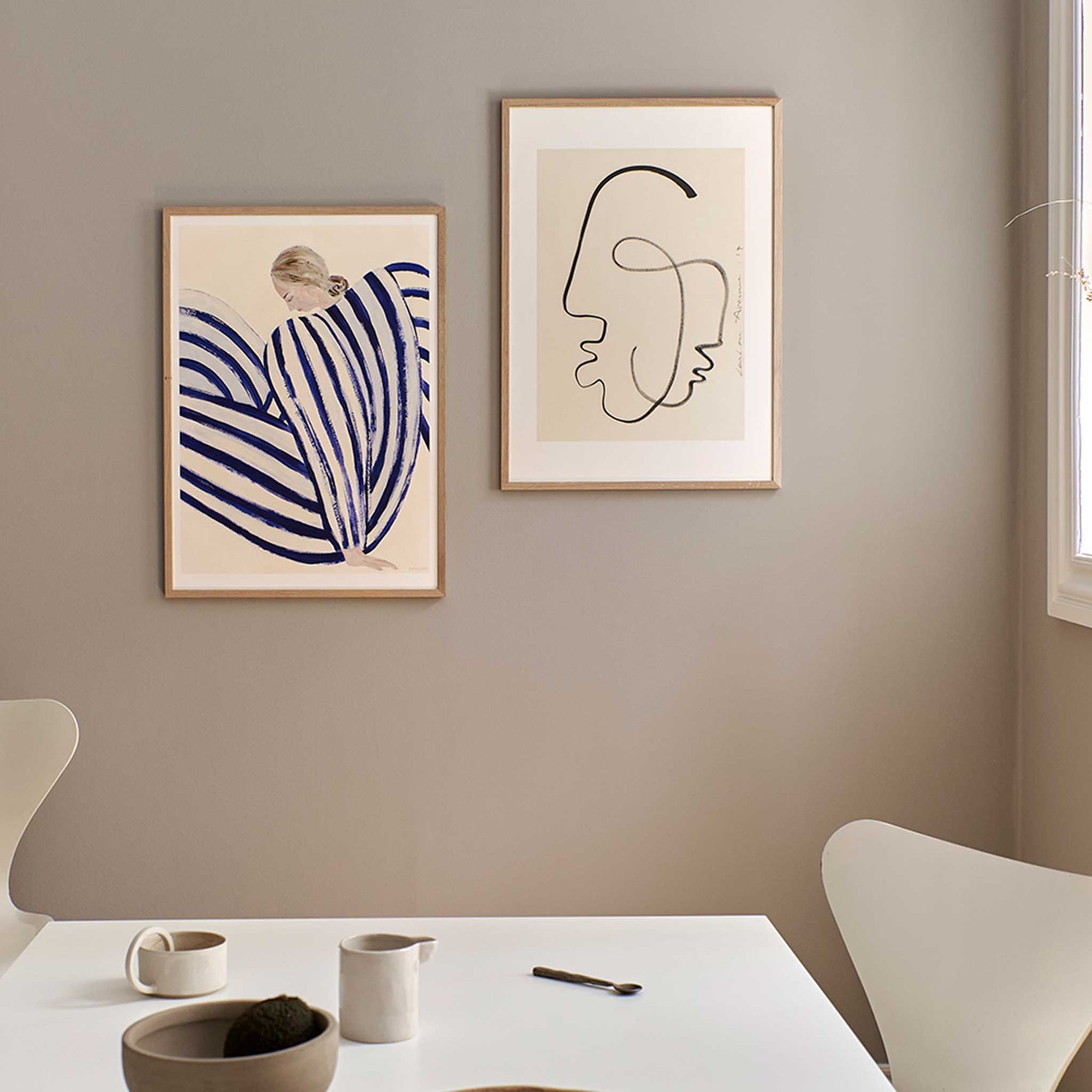 The Poster Club（ポスタークラブ）は、デンマーク・コペンハーゲンを拠点とするオンラインショップで、北欧デザインの高品質なポスターやアートプリントを専門に取り扱っています。新進気鋭の若手アーティストから世界的に活躍する作家まで、多彩なラインナップが魅力。北欧のライフスタイル、ファッション、インテリアデザインのトレンドを取り入れたミニマルで洗練された作品は、シンプルで上質な空間に自然と溶け込みます。ナチュラルインテリアや韓国風の部屋づくり、和モダンテイストにも調和し、アートを取り入れた暮らしを提案。世界中のインテリア雑誌やデザインメディアにも多数掲載されており、感度の高いユーザーからも厚い信頼を集めています。The Poster Clubは、アートプリントを通して日常に美とインスピレーションを届ける、北欧インテリア好きにおすすめのブランドです。