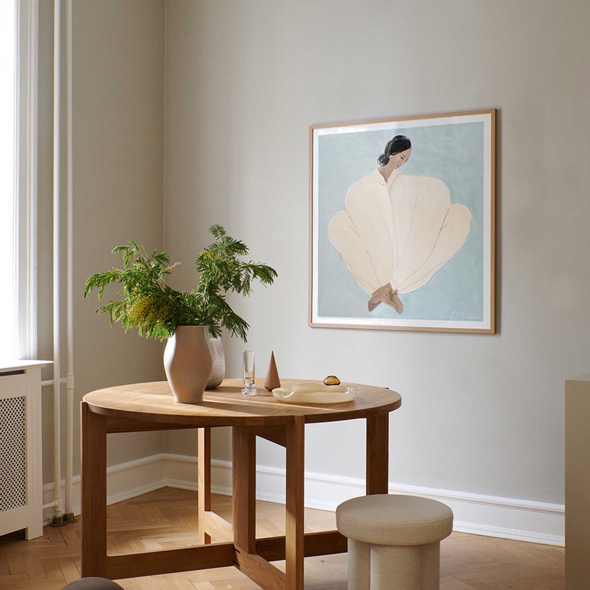 The Poster Club（ポスタークラブ）は、デンマーク・コペンハーゲンを拠点とするオンラインショップで、北欧デザインの高品質なポスターやアートプリントを専門に取り扱っています。新進気鋭の若手アーティストから世界的に活躍する作家まで、多彩なラインナップが魅力。北欧のライフスタイル、ファッション、インテリアデザインのトレンドを取り入れたミニマルで洗練された作品は、シンプルで上質な空間に自然と溶け込みます。ナチュラルインテリアや韓国風の部屋づくり、和モダンテイストにも調和し、アートを取り入れた暮らしを提案。世界中のインテリア雑誌やデザインメディアにも多数掲載されており、感度の高いユーザーからも厚い信頼を集めています。The Poster Clubは、アートプリントを通して日常に美とインスピレーションを届ける、北欧インテリア好きにおすすめのブランドです。