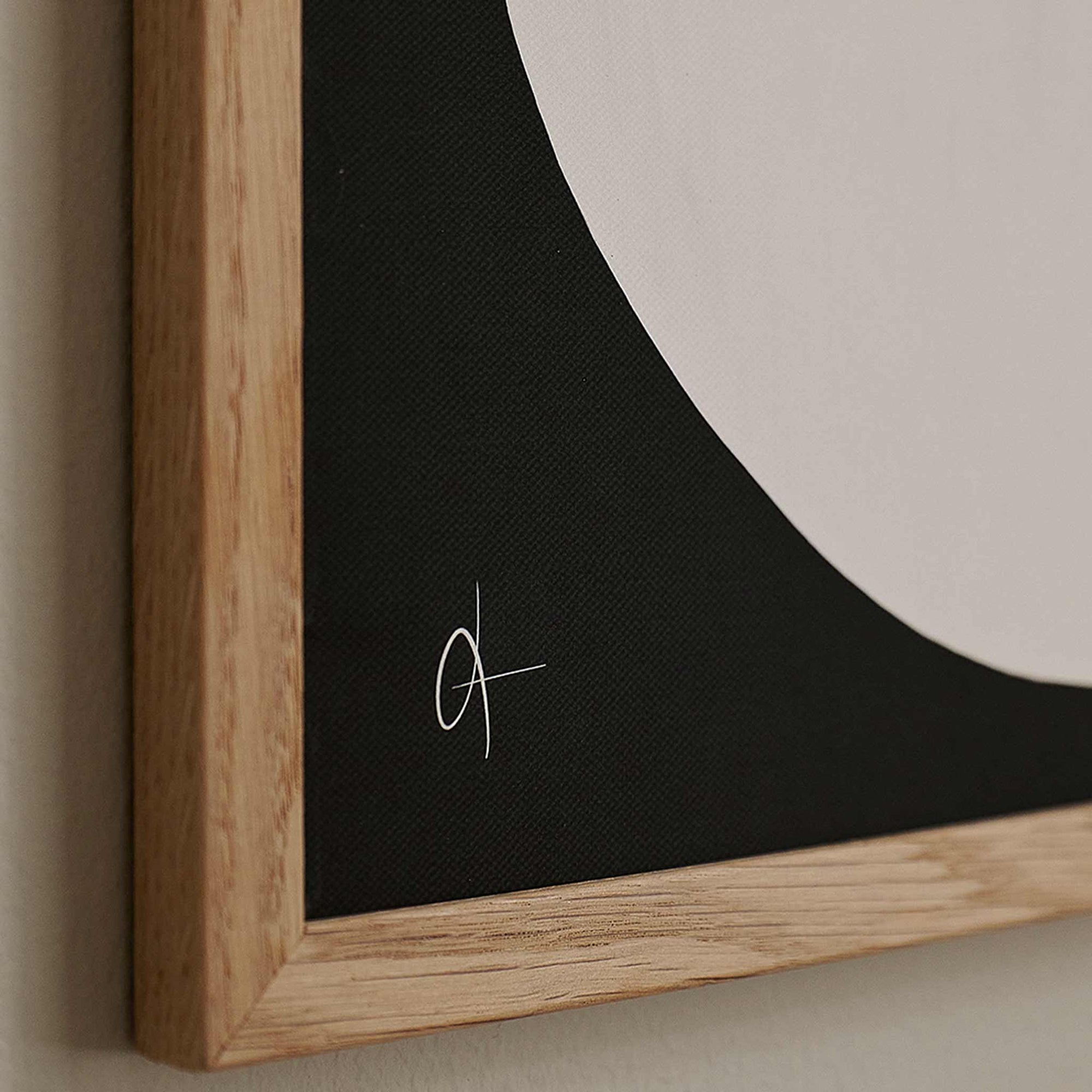 The Poster Club（ポスタークラブ）は、デンマーク・コペンハーゲンを拠点とするオンラインショップで、北欧デザインの高品質なポスターやアートプリントを専門に取り扱っています。新進気鋭の若手アーティストから世界的に活躍する作家まで、多彩なラインナップが魅力。北欧のライフスタイル、ファッション、インテリアデザインのトレンドを取り入れたミニマルで洗練された作品は、シンプルで上質な空間に自然と溶け込みます。ナチュラルインテリアや韓国風の部屋づくり、和モダンテイストにも調和し、アートを取り入れた暮らしを提案。世界中のインテリア雑誌やデザインメディアにも多数掲載されており、感度の高いユーザーからも厚い信頼を集めています。The Poster Clubは、アートプリントを通して日常に美とインスピレーションを届ける、北欧インテリア好きにおすすめのブランドです。