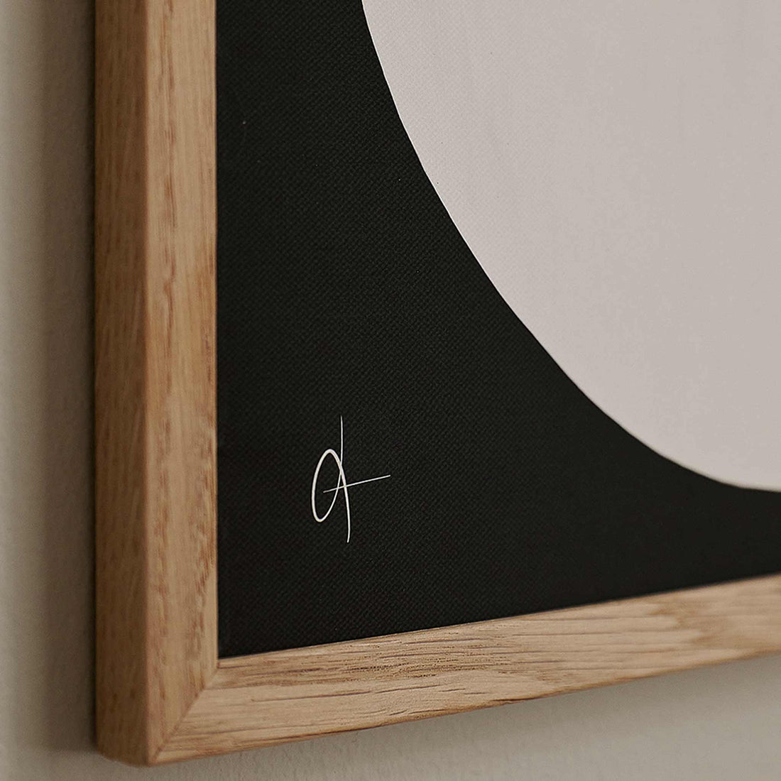 The Poster Club（ポスタークラブ）は、デンマーク・コペンハーゲンを拠点とするオンラインショップで、北欧デザインの高品質なポスターやアートプリントを専門に取り扱っています。新進気鋭の若手アーティストから世界的に活躍する作家まで、多彩なラインナップが魅力。北欧のライフスタイル、ファッション、インテリアデザインのトレンドを取り入れたミニマルで洗練された作品は、シンプルで上質な空間に自然と溶け込みます。ナチュラルインテリアや韓国風の部屋づくり、和モダンテイストにも調和し、アートを取り入れた暮らしを提案。世界中のインテリア雑誌やデザインメディアにも多数掲載されており、感度の高いユーザーからも厚い信頼を集めています。The Poster Clubは、アートプリントを通して日常に美とインスピレーションを届ける、北欧インテリア好きにおすすめのブランドです。